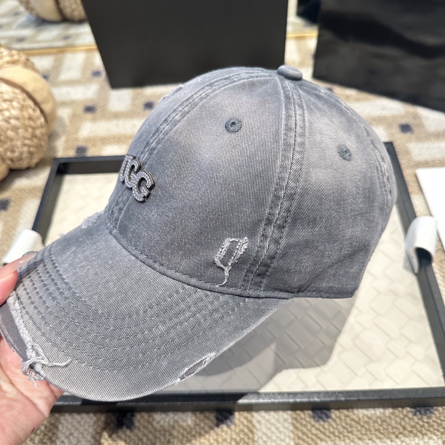 UGG潮牌棒球帽 简单休闲风的棒球帽 减龄百搭 适配度很高！简单随性~出街拍照拗造型非常加分~男女同款 