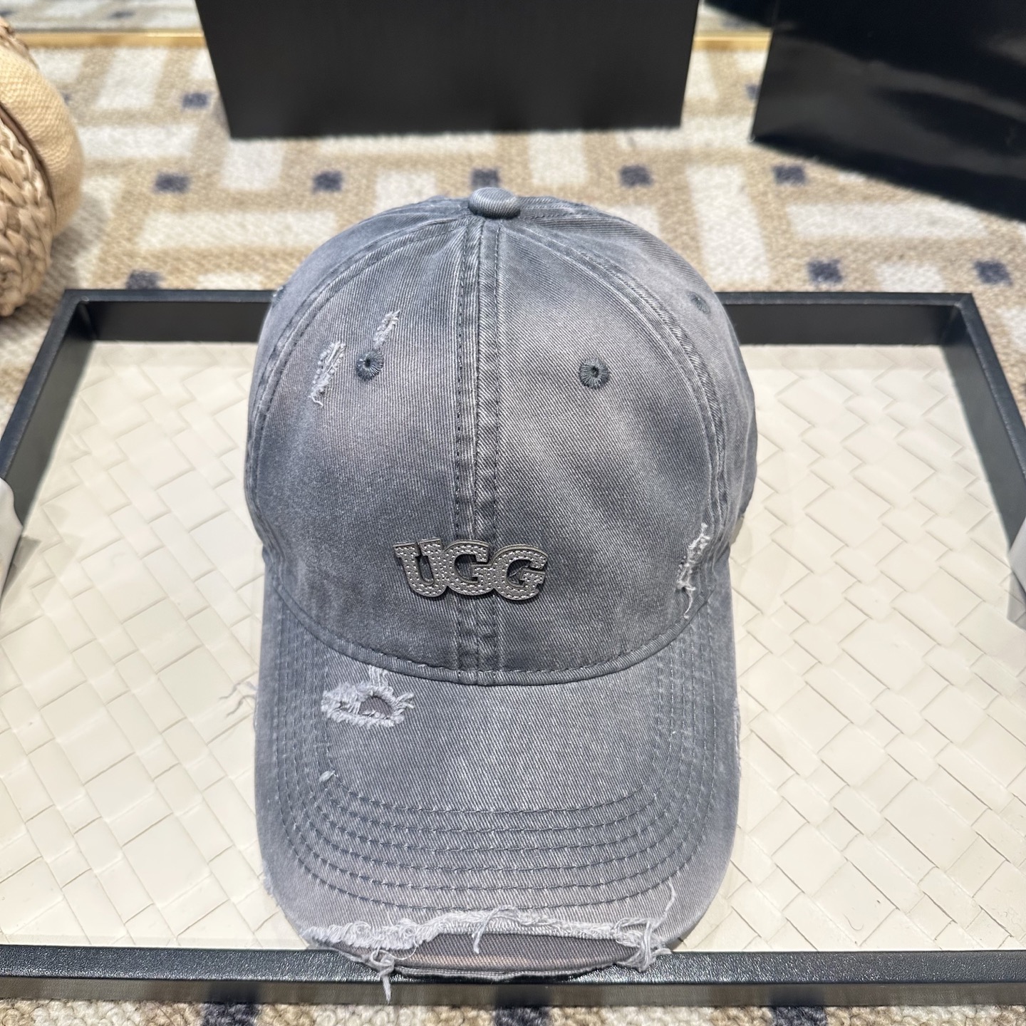 UGG潮牌棒球帽 简单休闲风的棒球帽 减龄百搭 适配度很高！简单随性~出街拍照拗造型非常加分~男女同款 