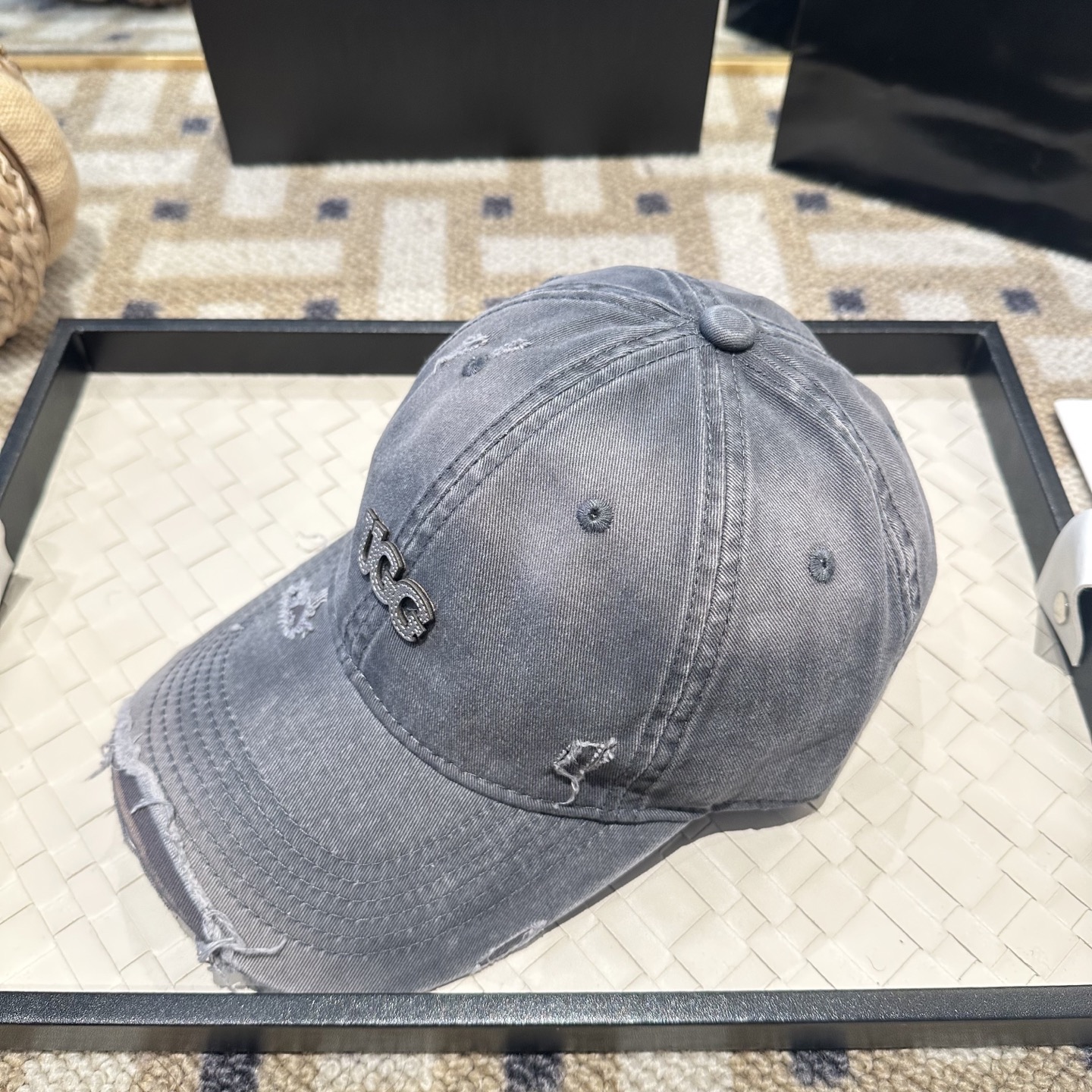 UGG潮牌棒球帽 简单休闲风的棒球帽 减龄百搭 适配度很高！简单随性~出街拍照拗造型非常加分~男女同款 