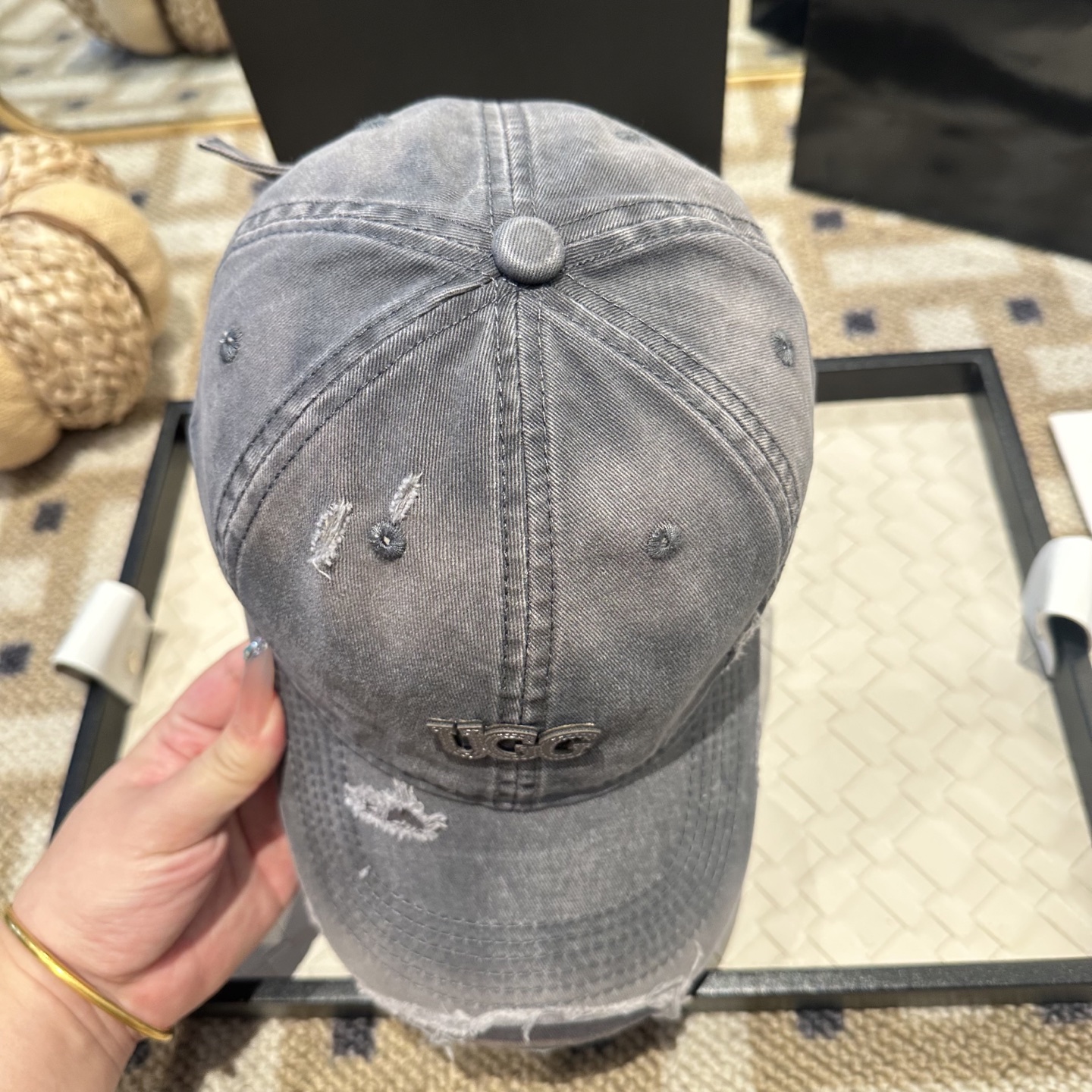 UGG潮牌棒球帽 简单休闲风的棒球帽 减龄百搭 适配度很高！简单随性~出街拍照拗造型非常加分~男女同款 