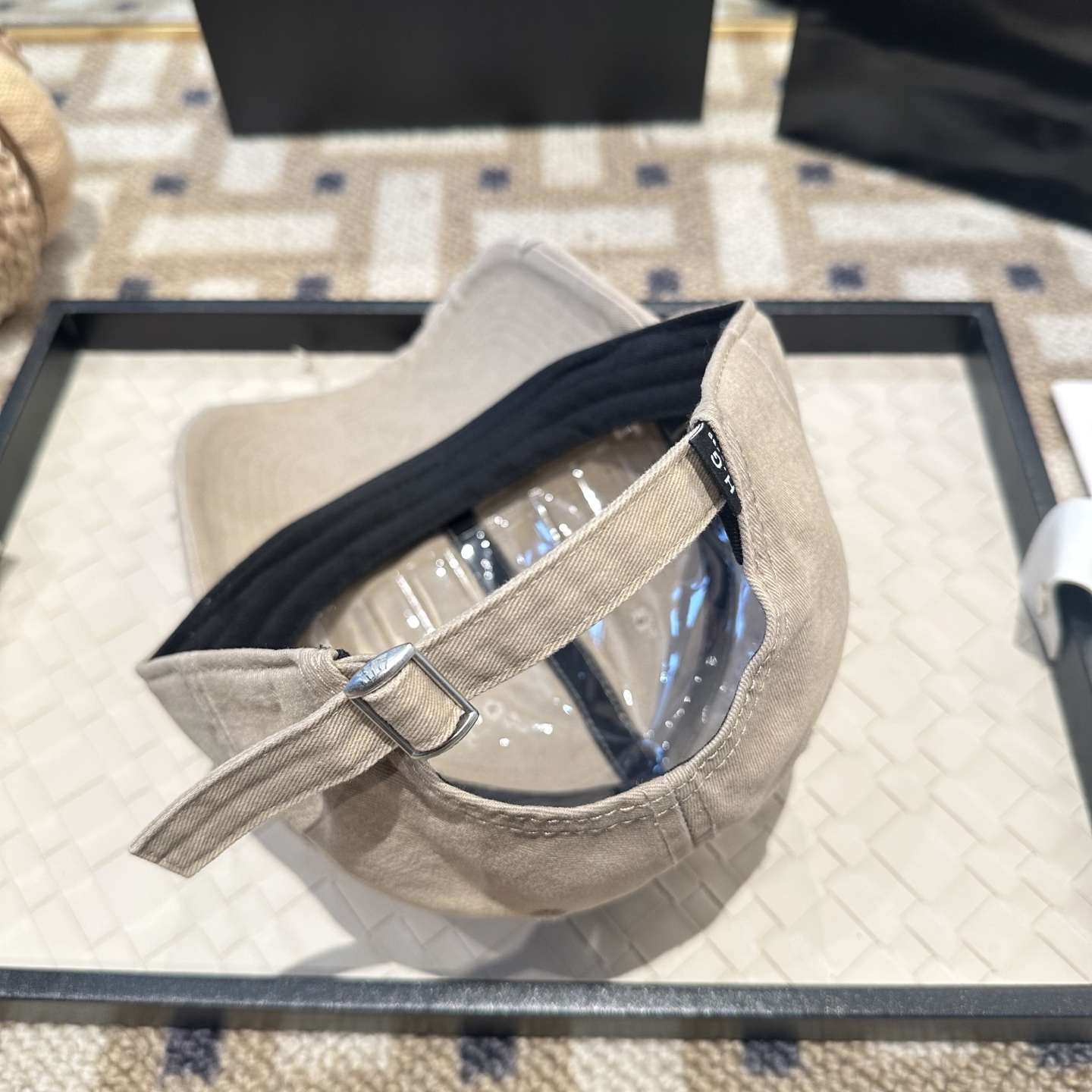 UGG潮牌棒球帽 简单休闲风的棒球帽 减龄百搭 适配度很高！简单随性~出街拍照拗造型非常加分~男女同款 