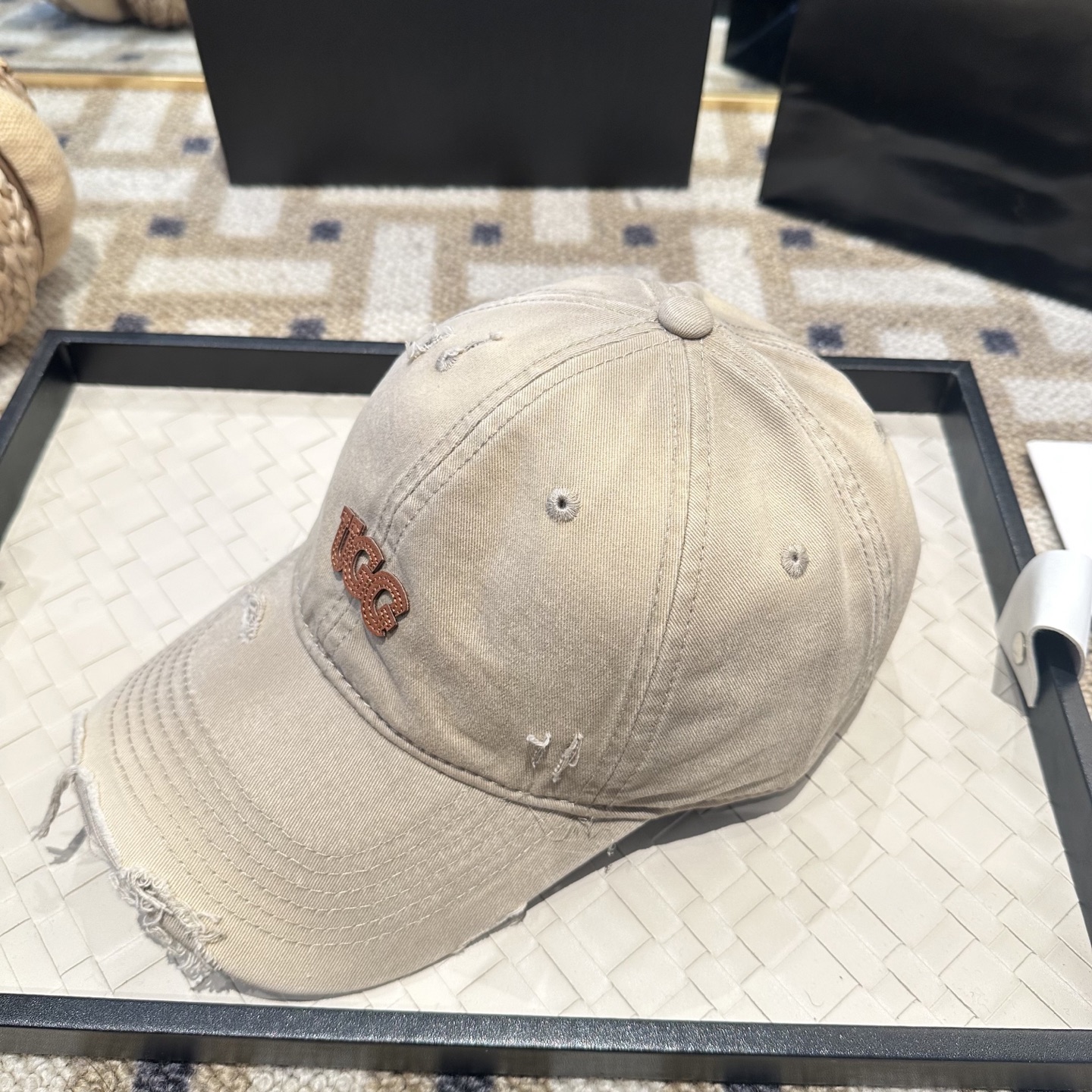 UGG潮牌棒球帽 简单休闲风的棒球帽 减龄百搭 适配度很高！简单随性~出街拍照拗造型非常加分~男女同款 