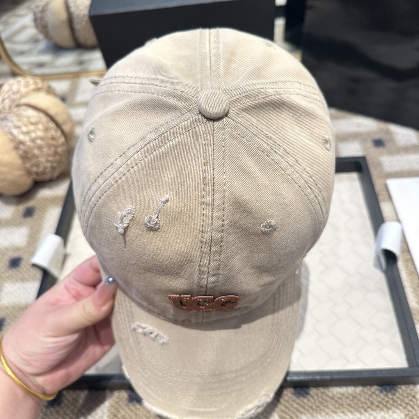 UGG潮牌棒球帽 简单休闲风的棒球帽 减龄百搭 适配度很高！简单随性~出街拍照拗造型非常加分~男女同款 