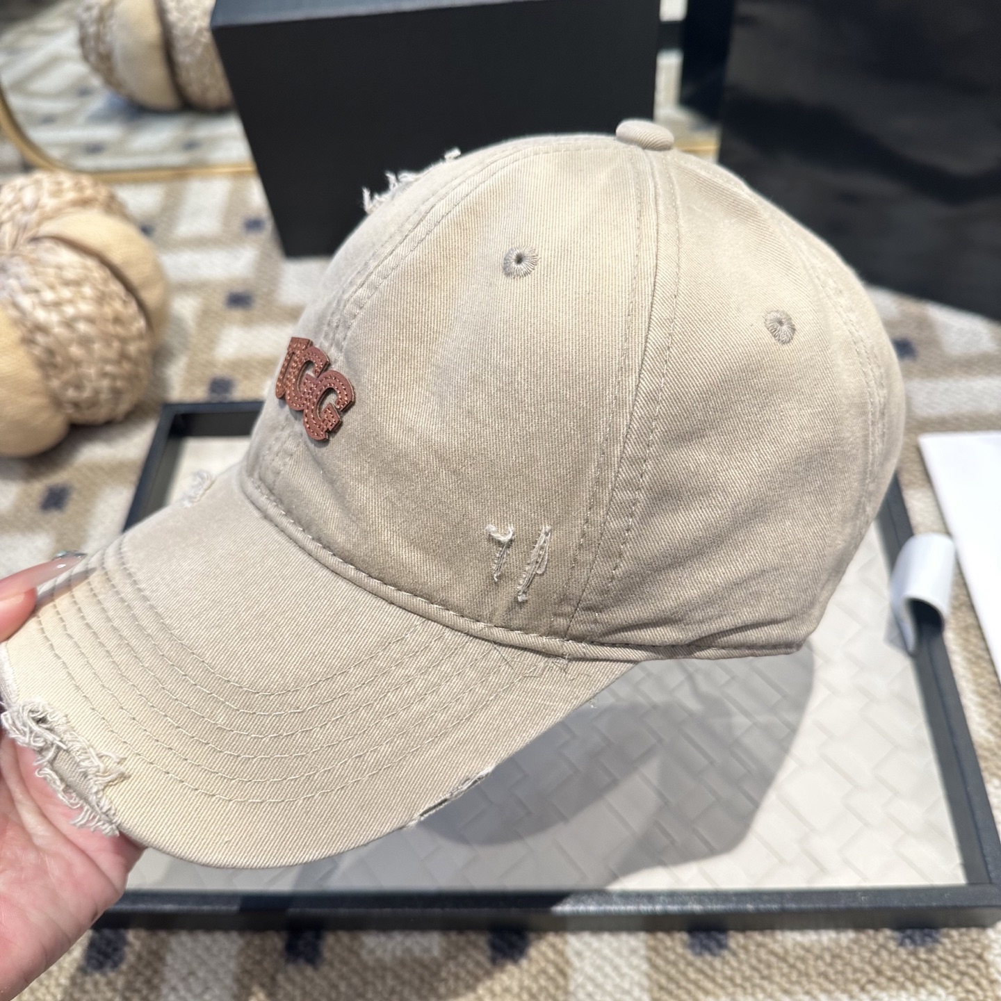 UGG潮牌棒球帽 简单休闲风的棒球帽 减龄百搭 适配度很高！简单随性~出街拍照拗造型非常加分~男女同款 