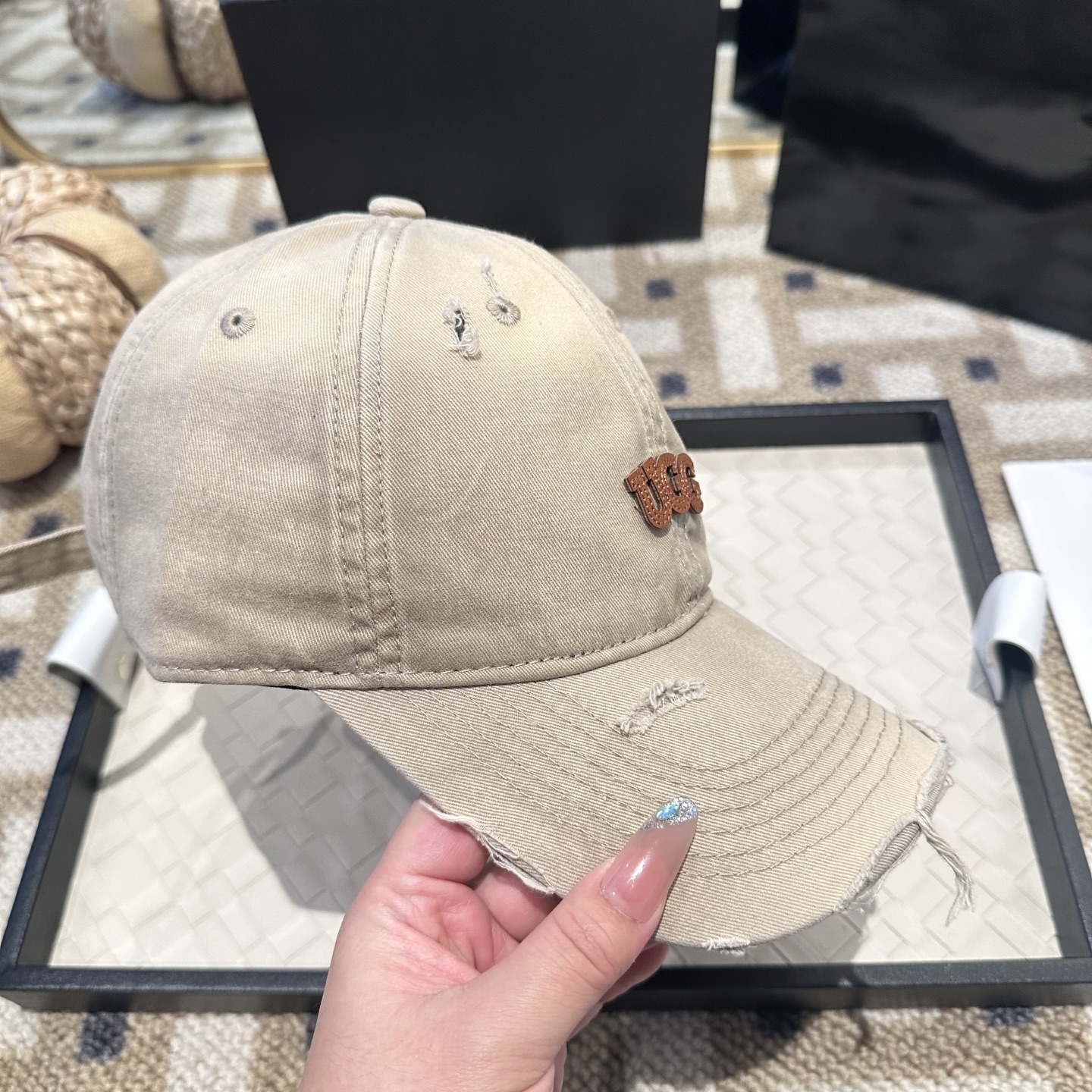 UGG潮牌棒球帽 简单休闲风的棒球帽 减龄百搭 适配度很高！简单随性~出街拍照拗造型非常加分~男女同款 