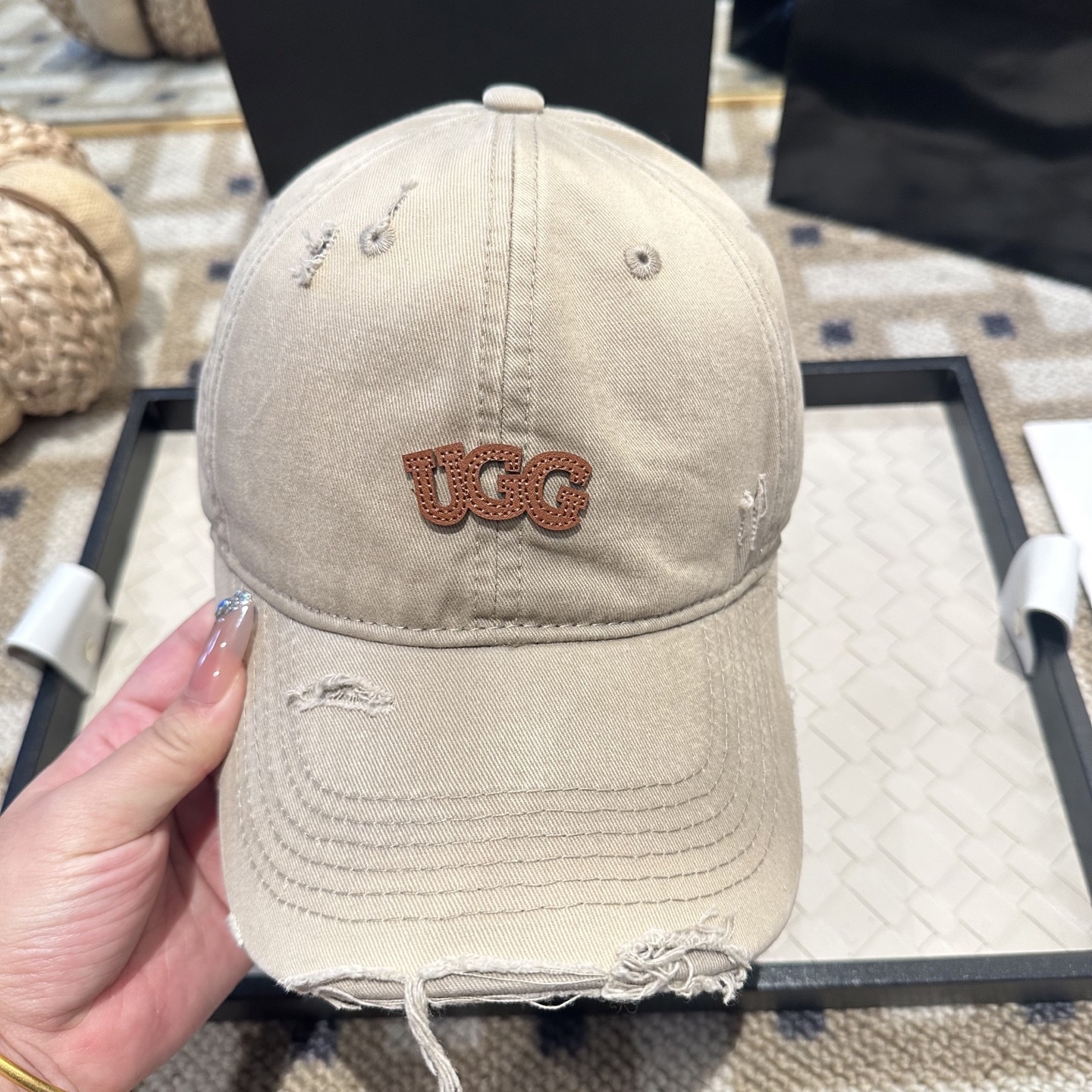 UGG潮牌棒球帽 简单休闲风的棒球帽 减龄百搭 适配度很高！简单随性~出街拍照拗造型非常加分~男女同款 