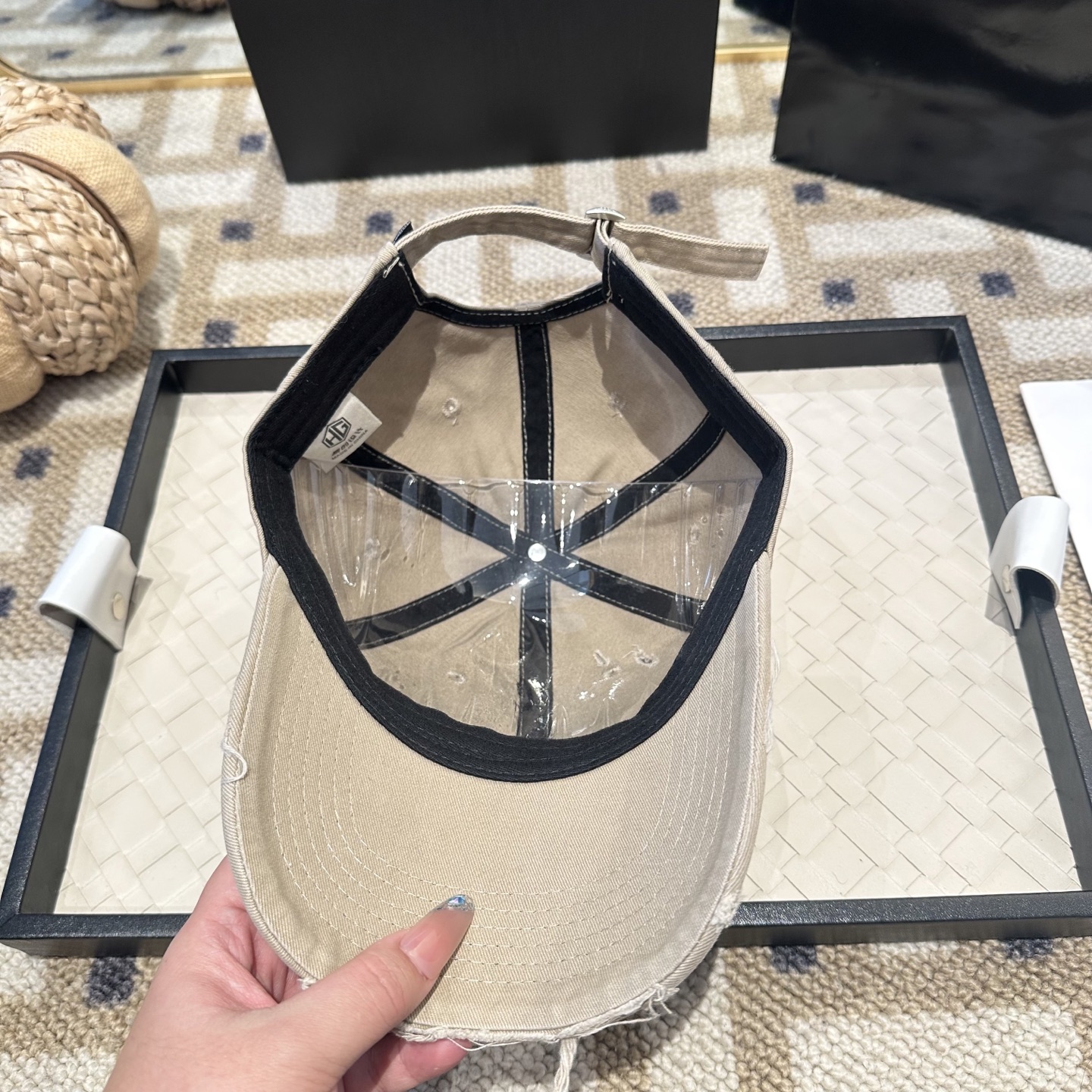 UGG潮牌棒球帽 简单休闲风的棒球帽 减龄百搭 适配度很高！简单随性~出街拍照拗造型非常加分~男女同款 