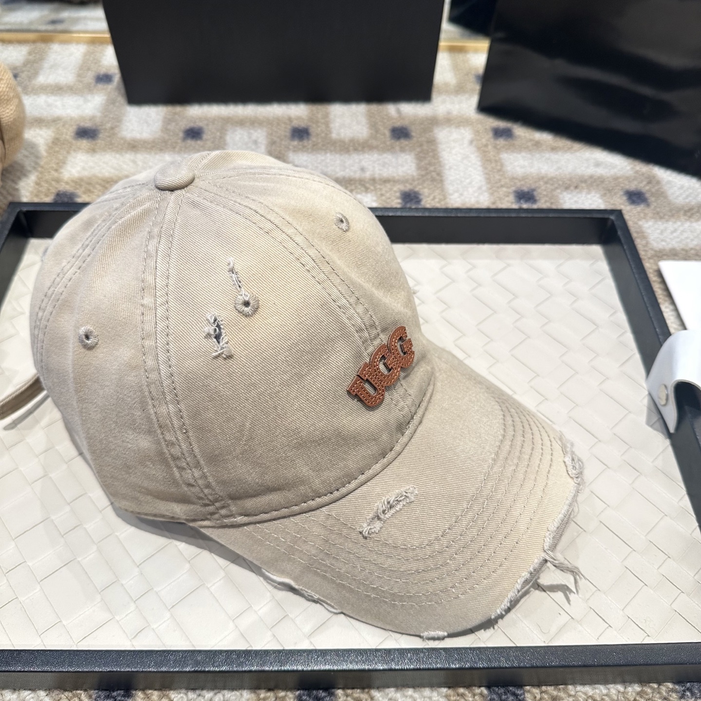 UGG潮牌棒球帽 简单休闲风的棒球帽 减龄百搭 适配度很高！简单随性~出街拍照拗造型非常加分~男女同款 