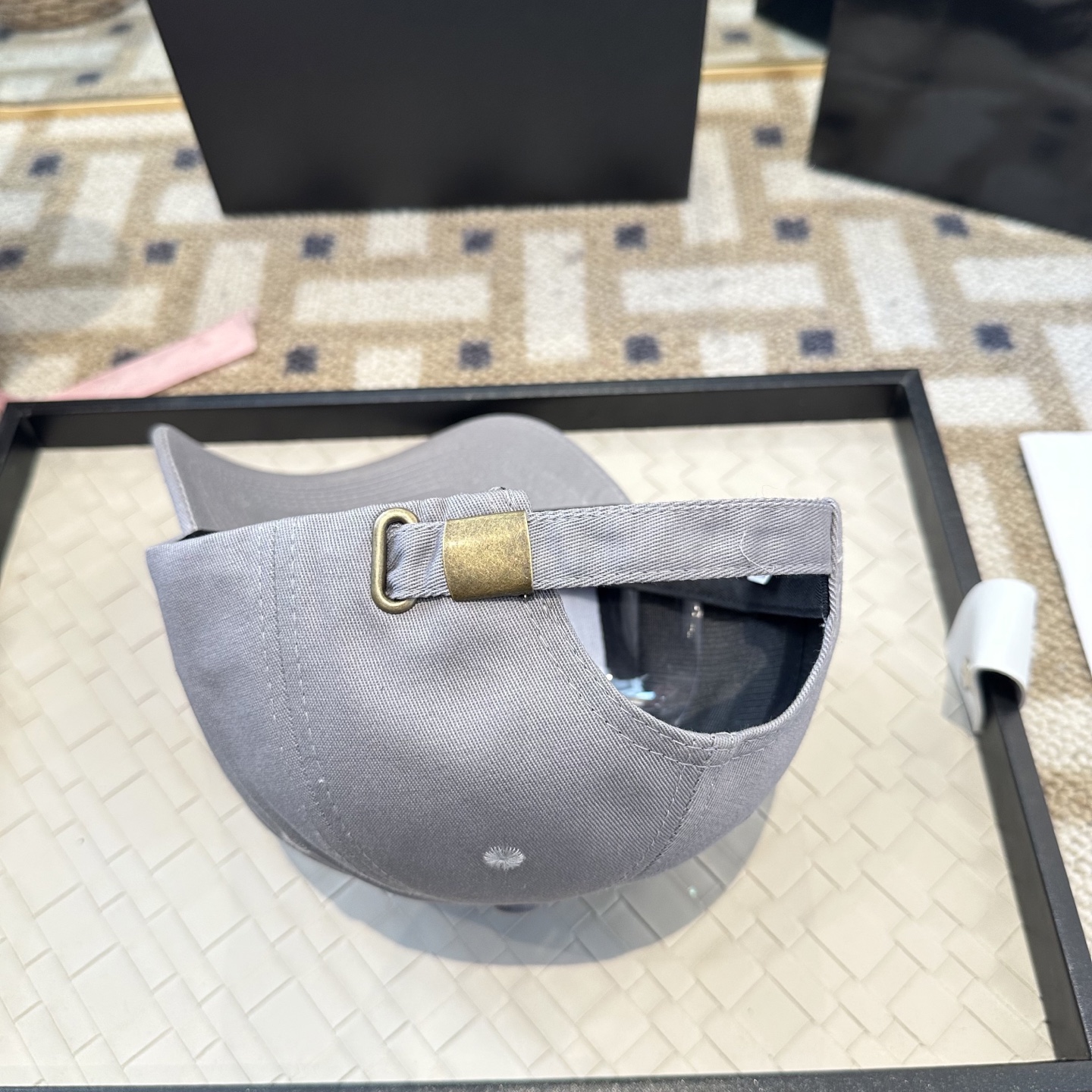 潮牌棒球帽 简单休闲风的棒球帽 减龄百搭 适配度很高！简单随性~出街拍照拗造型非常加分~男女同款 随意搭