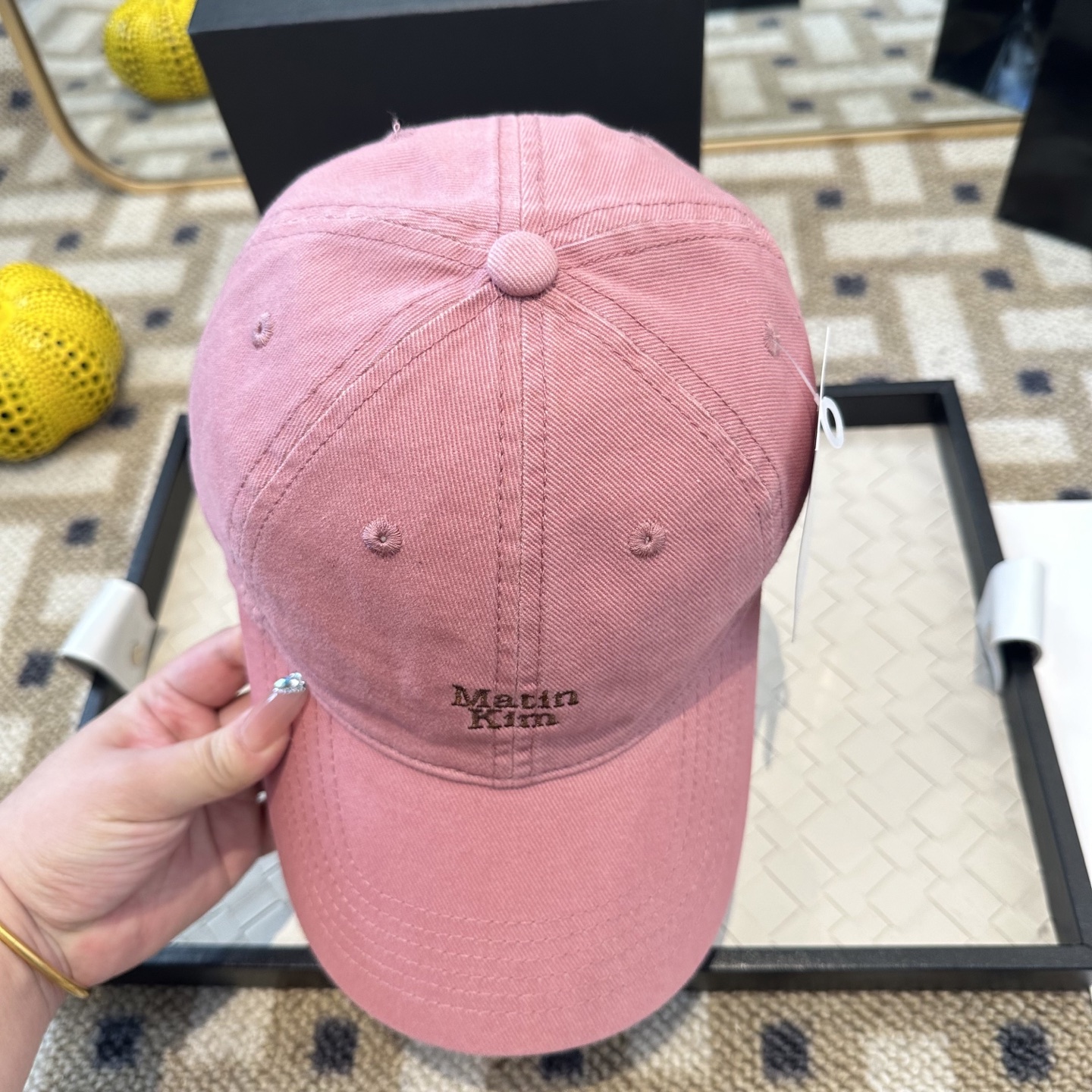 Matin Kim 潮牌棒球帽 简单休闲风的棒球帽 减龄百搭 适配度很高！简单随性~出街拍照拗造型非常加