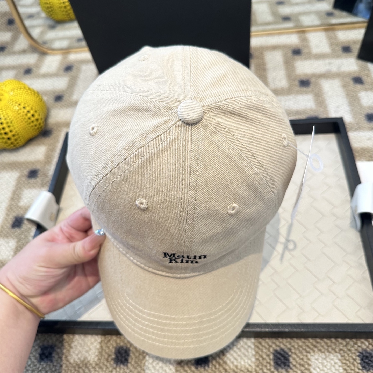 Matin Kim 潮牌棒球帽 简单休闲风的棒球帽 减龄百搭 适配度很高！简单随性~出街拍照拗造型非常加