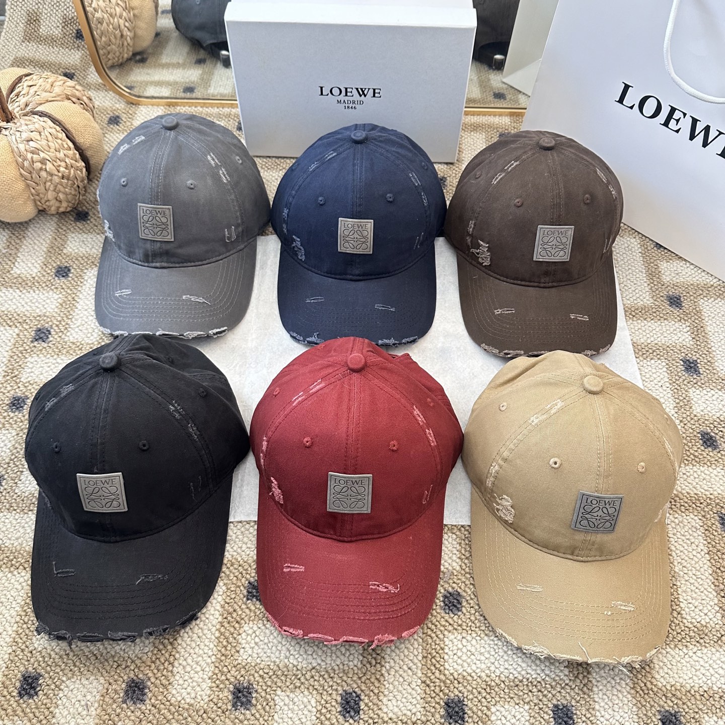 Loewe LOEWE【罗意威】新款棒球帽， 同步 ， 款超好搭配，赶紧入手