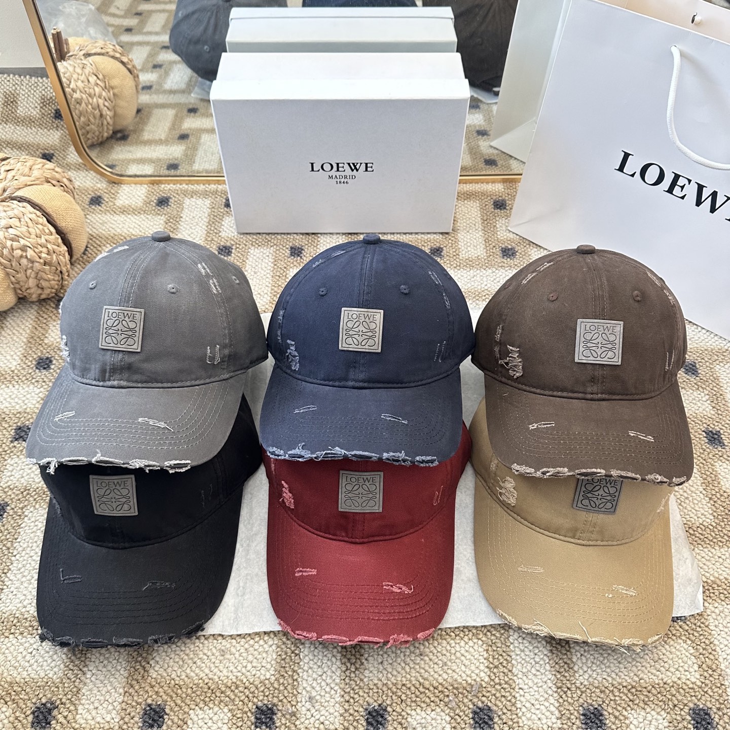 Loewe LOEWE【罗意威】新款棒球帽， 同步 ， 款超好搭配，赶紧入手