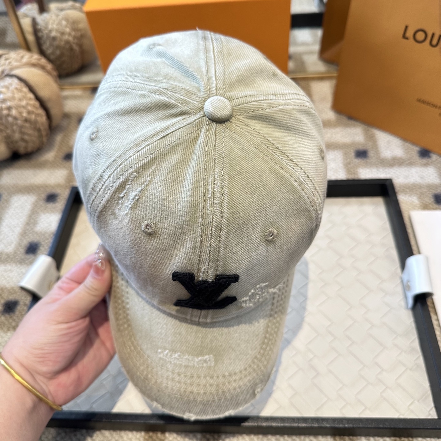 🧢路易威登棒球帽 LouisVuitton😍新款LV棒球帽，重工打造♥️高端大气，百搭款🤗男女通用！