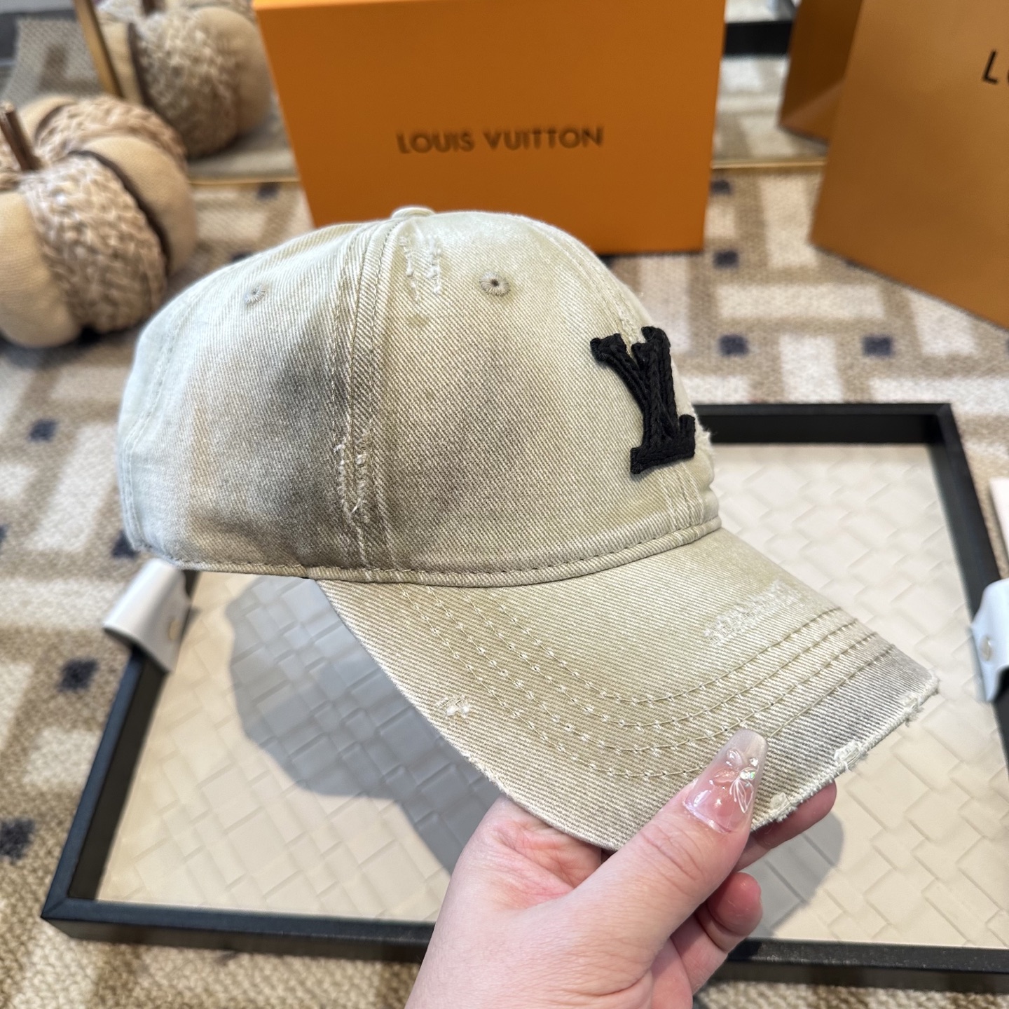 🧢路易威登棒球帽 LouisVuitton😍新款LV棒球帽，重工打造♥️高端大气，百搭款🤗男女通用！