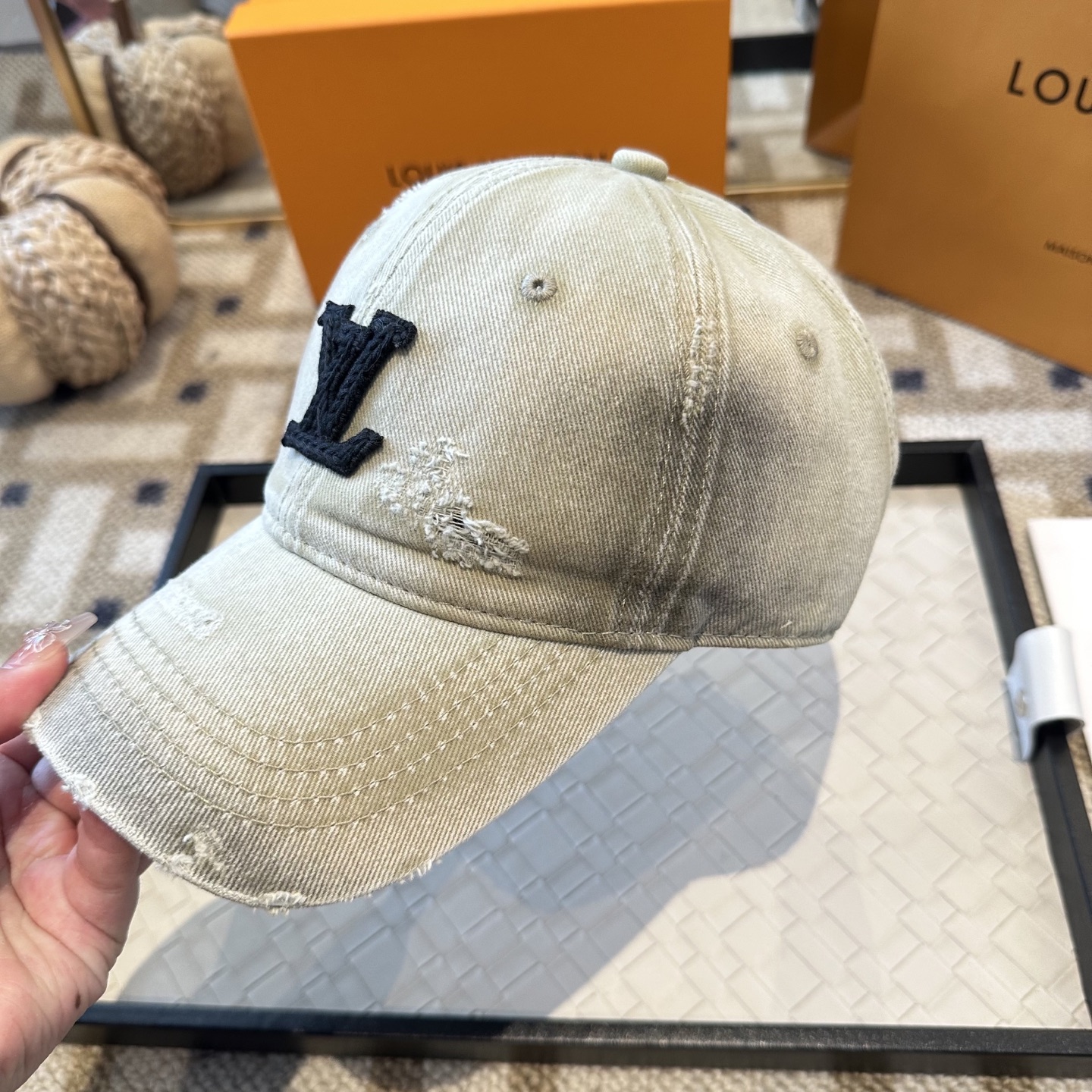 🧢路易威登棒球帽 LouisVuitton😍新款LV棒球帽，重工打造♥️高端大气，百搭款🤗男女通用！