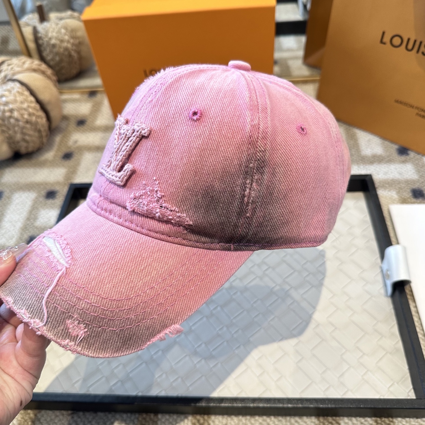 🧢路易威登棒球帽 LouisVuitton😍新款LV棒球帽，重工打造♥️高端大气，百搭款🤗男女通用！