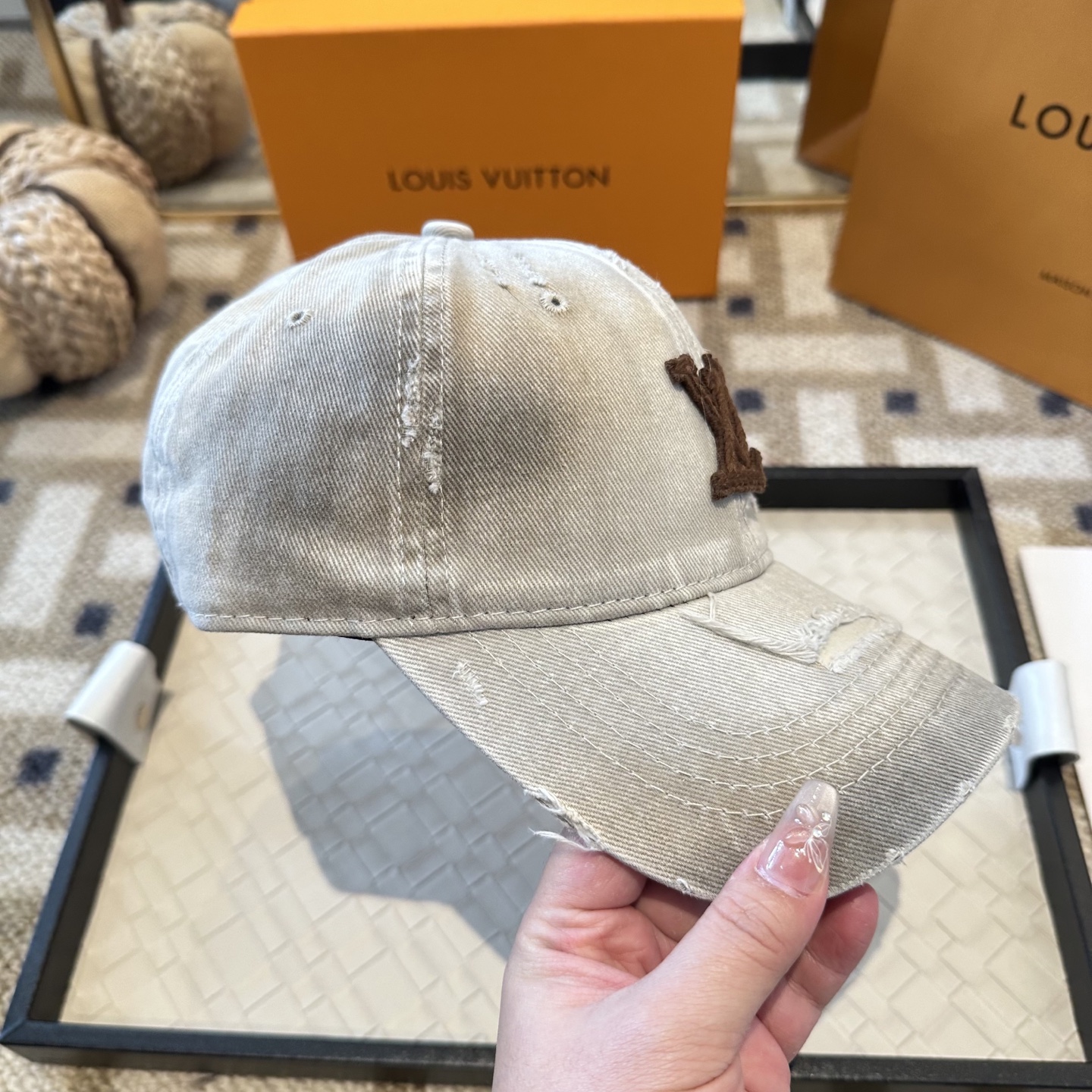 🧢路易威登棒球帽 LouisVuitton😍新款LV棒球帽，重工打造♥️高端大气，百搭款🤗男女通用！