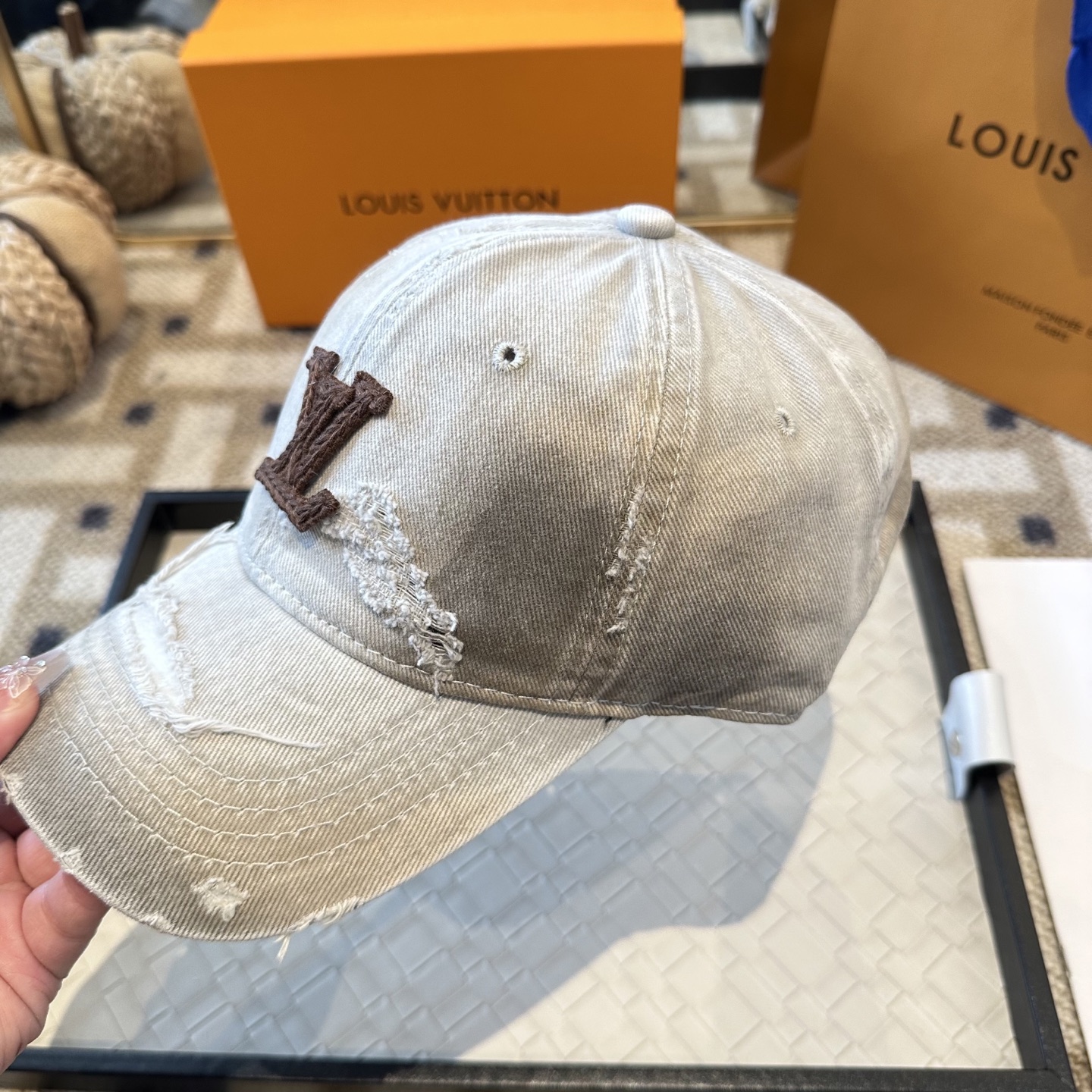 🧢路易威登棒球帽 LouisVuitton😍新款LV棒球帽，重工打造♥️高端大气，百搭款🤗男女通用！