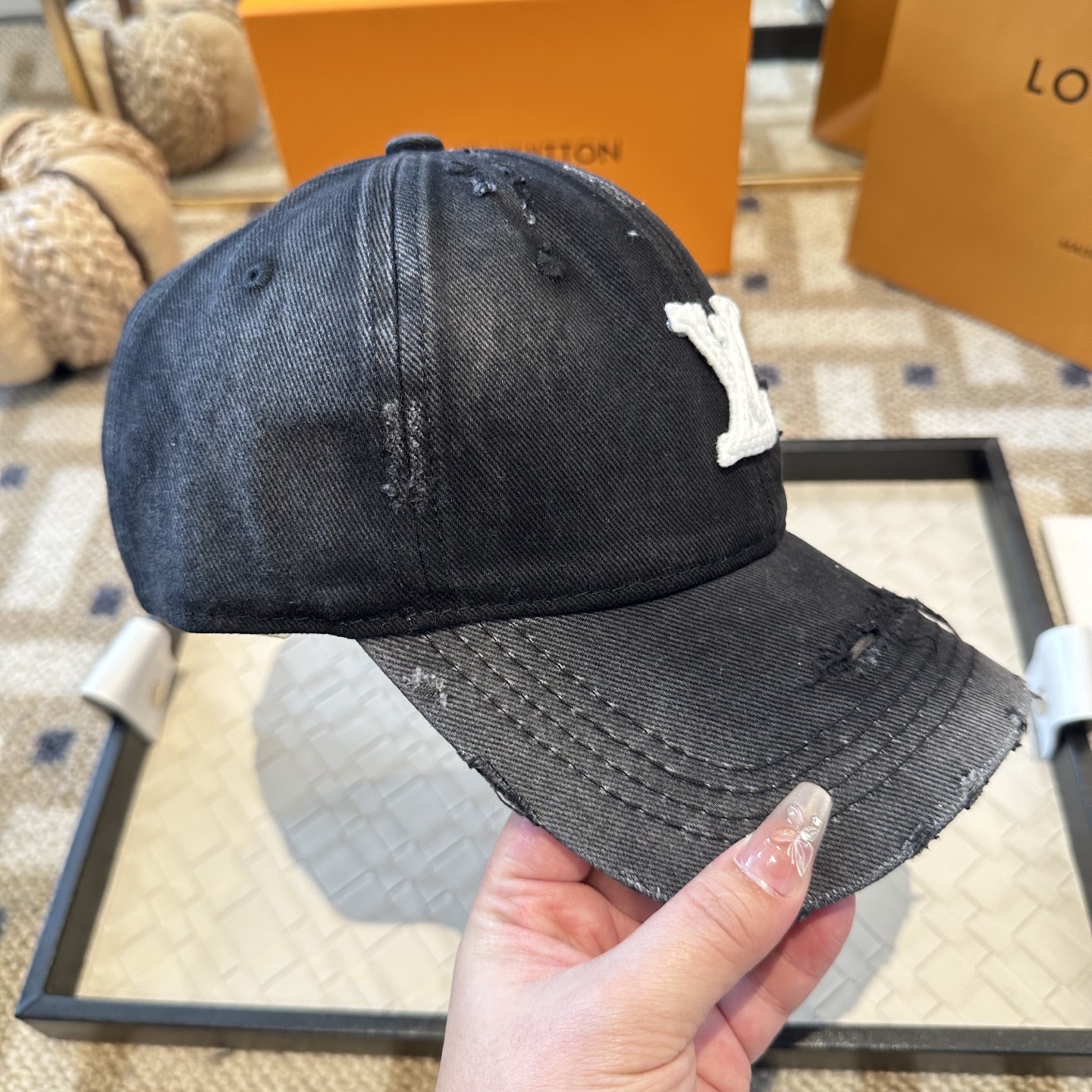 🧢路易威登棒球帽 LouisVuitton😍新款LV棒球帽，重工打造♥️高端大气，百搭款🤗男女通用！