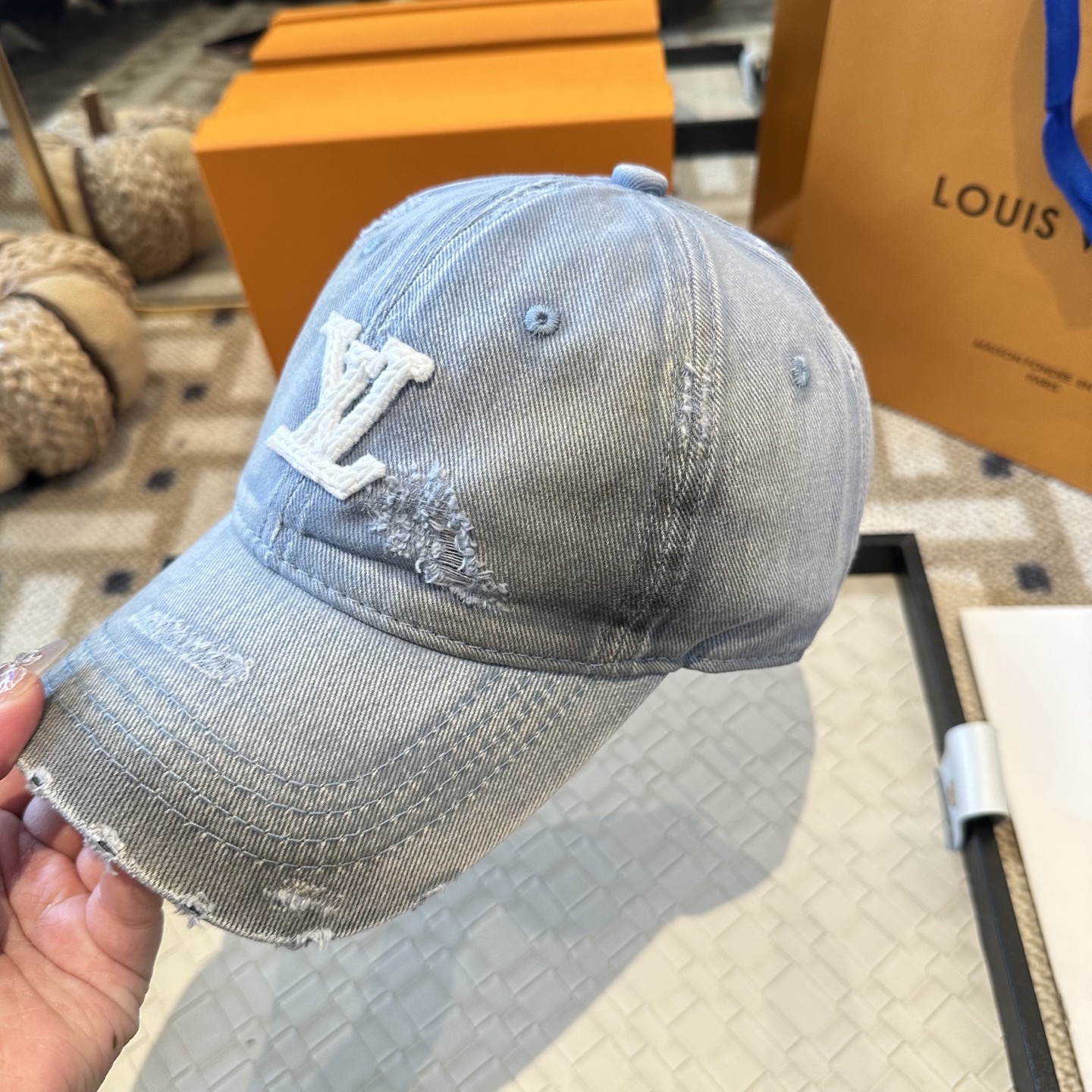 🧢路易威登棒球帽 LouisVuitton😍新款LV棒球帽，重工打造♥️高端大气，百搭款🤗男女通用！