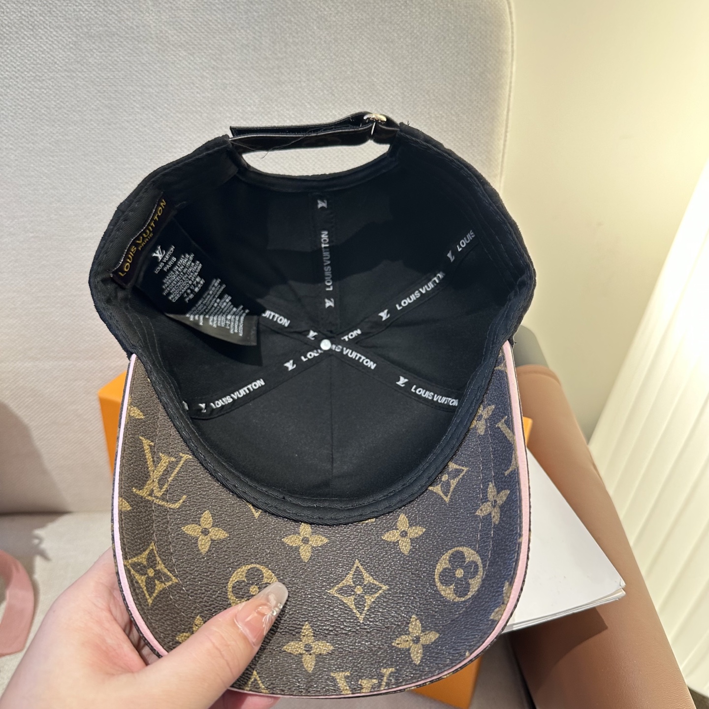 🧢路易威登棒球帽 LouisVuitton😍新款LV棒球帽，重工打造♥️高端大气，百搭款🤗男女通用！