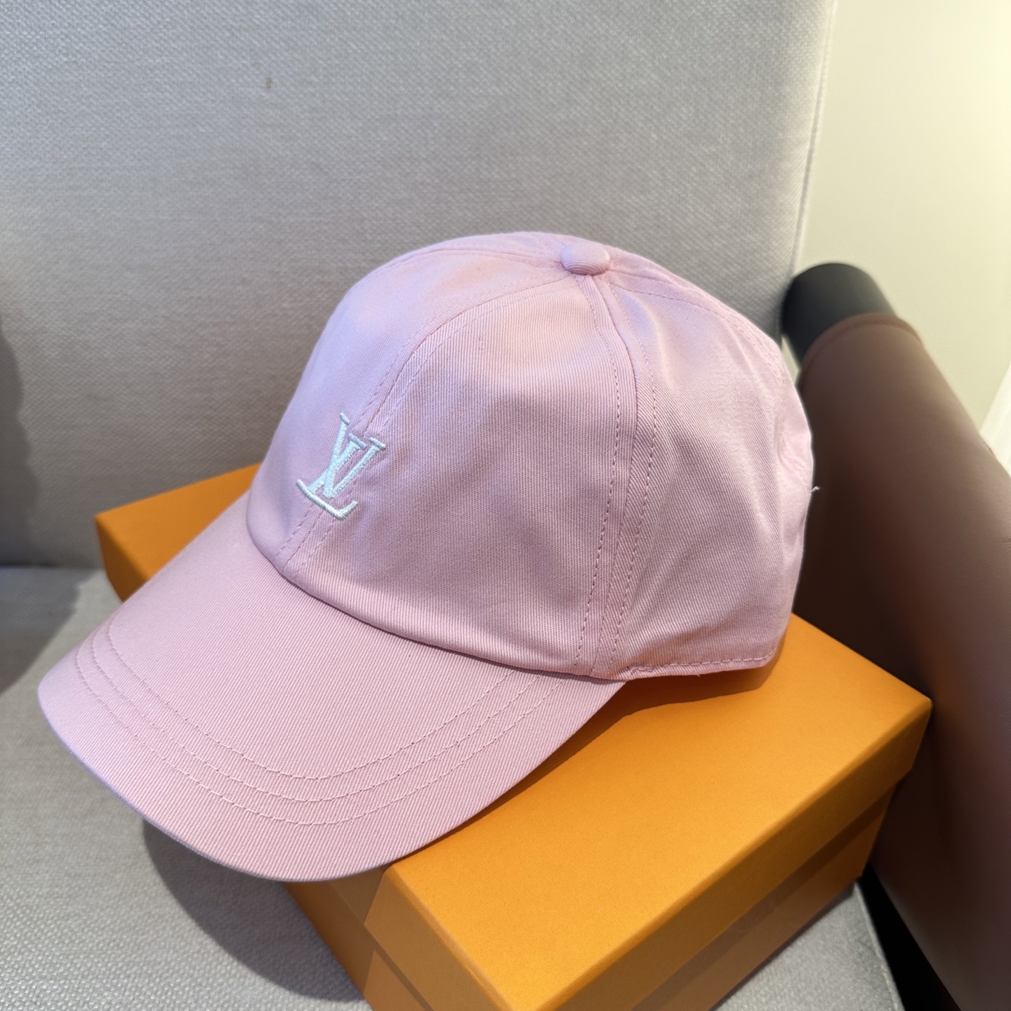🧢路易威登棒球帽 LouisVuitton😍新款LV棒球帽，重工打造♥️高端大气，百搭款🤗男女通用！