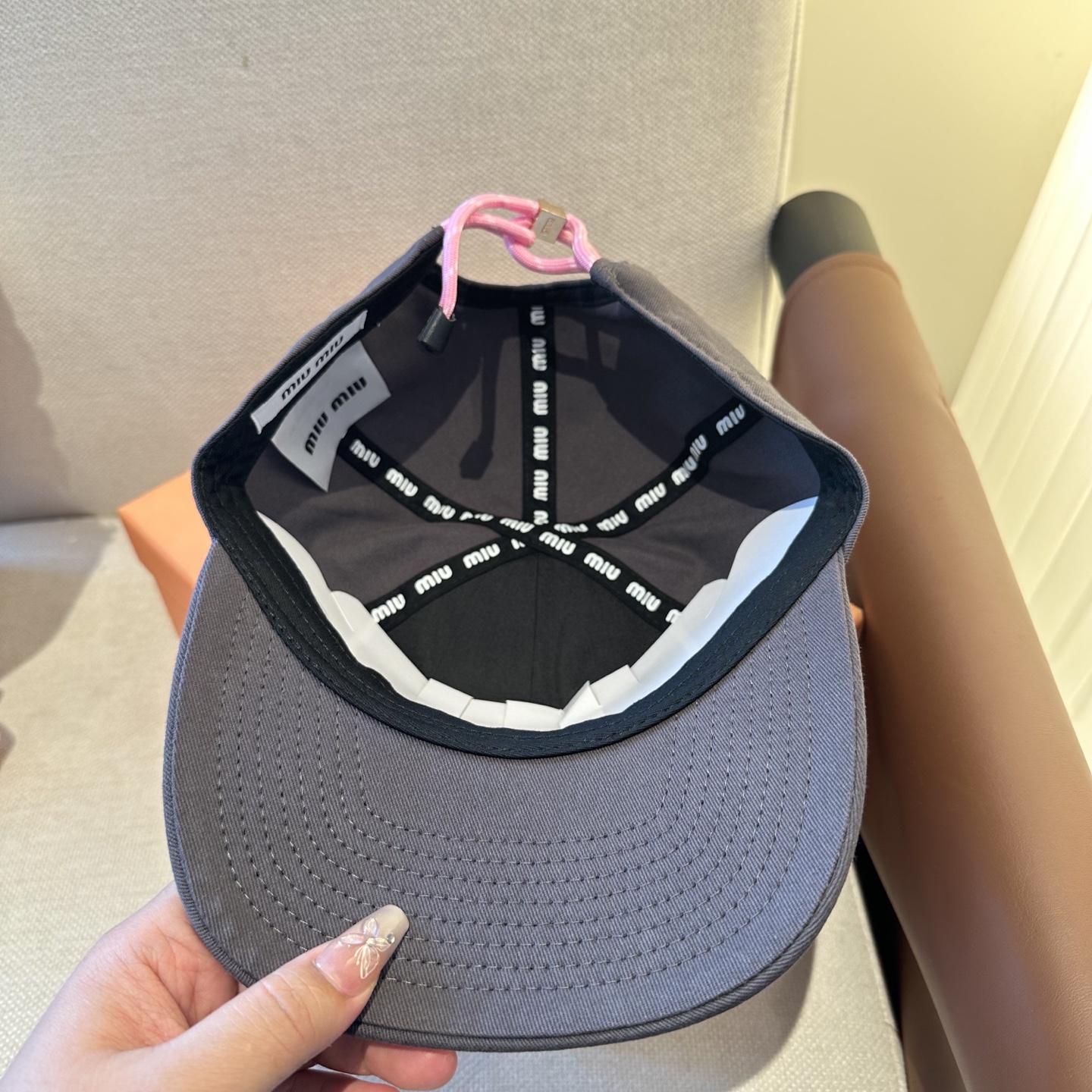 MiuMiu新款棒球帽帽子的版型很好，不管怎么搭配都好看，春夏look配饰😎