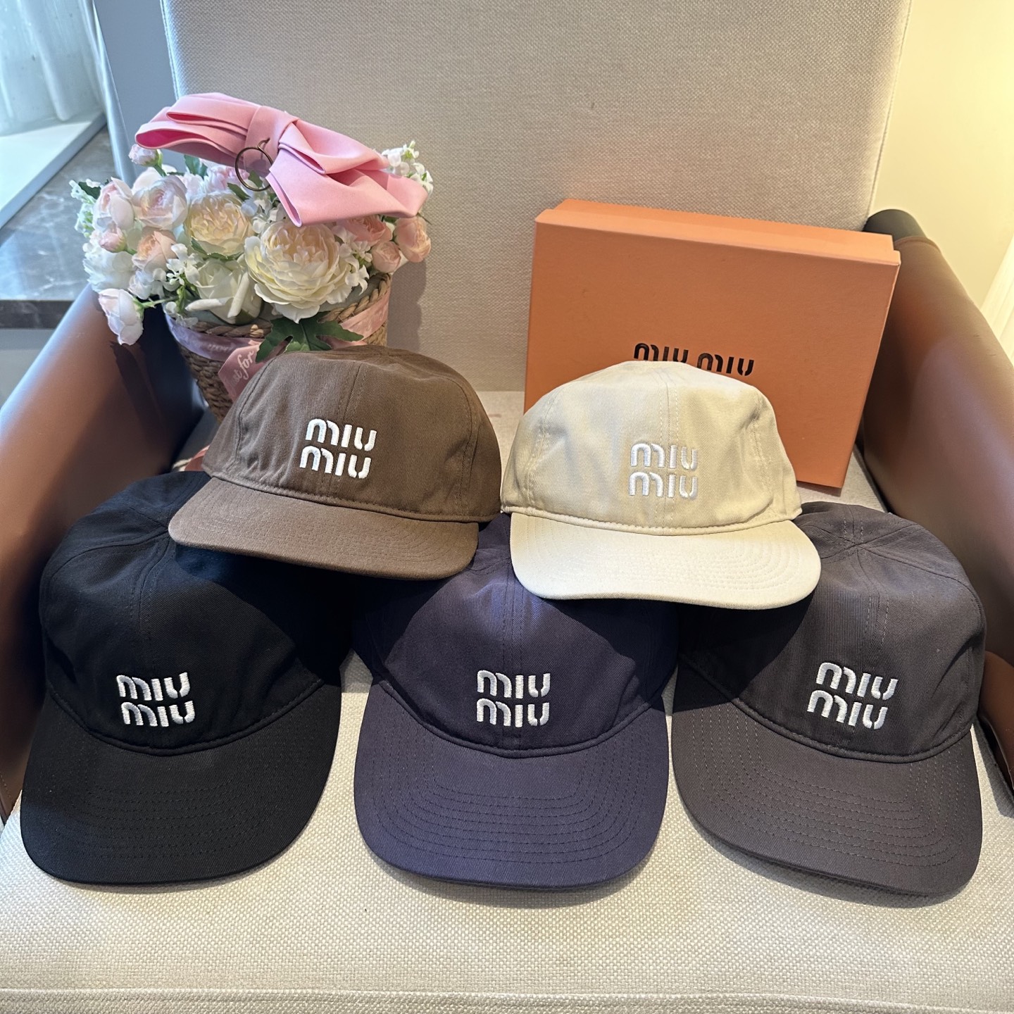 MiuMiu新款棒球帽帽子的版型很好，不管怎么搭配都好看，春夏look配饰😎