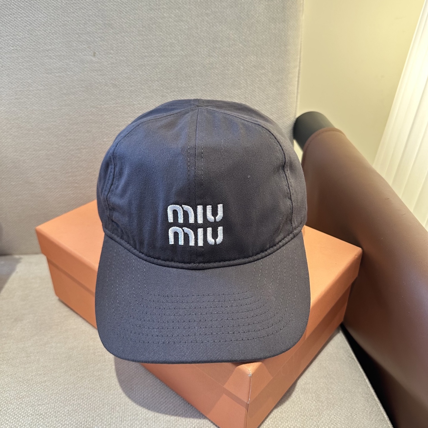 MiuMiu新款棒球帽帽子的版型很好，不管怎么搭配都好看，春夏look配饰😎