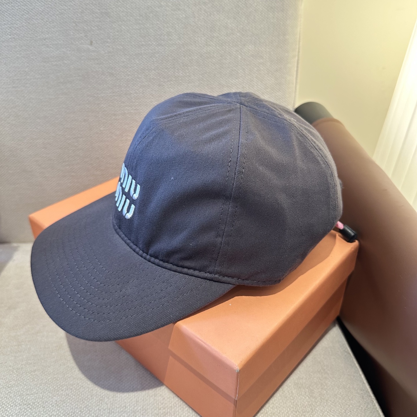 MiuMiu新款棒球帽帽子的版型很好，不管怎么搭配都好看，春夏look配饰😎