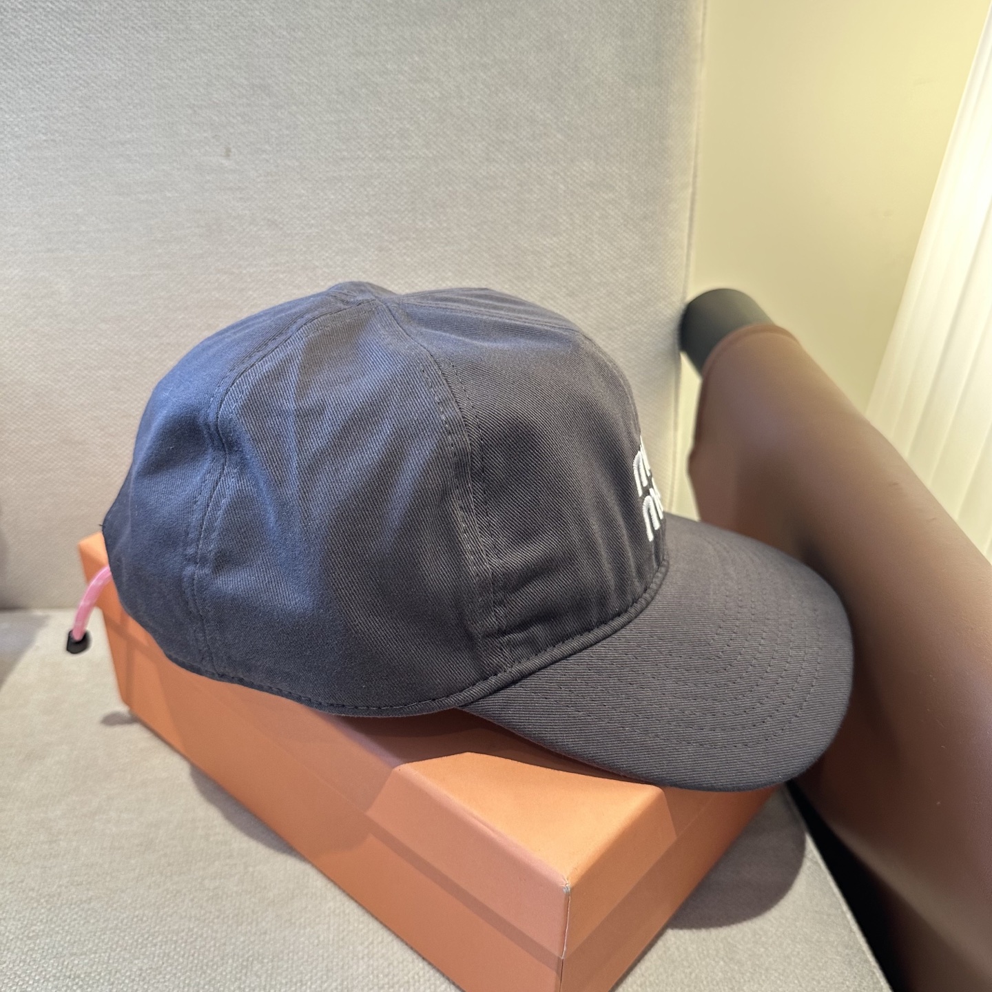 MiuMiu新款棒球帽帽子的版型很好，不管怎么搭配都好看，春夏look配饰😎