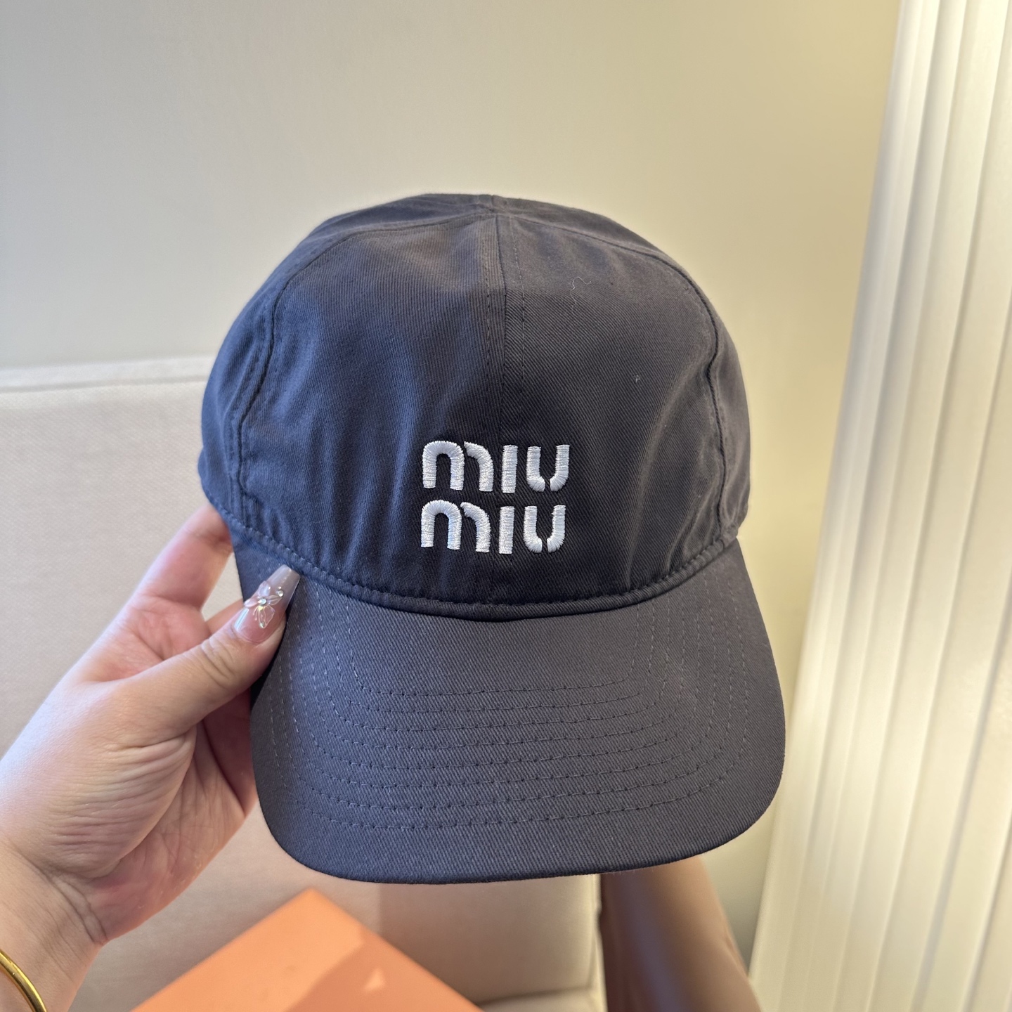 MiuMiu新款棒球帽帽子的版型很好，不管怎么搭配都好看，春夏look配饰😎