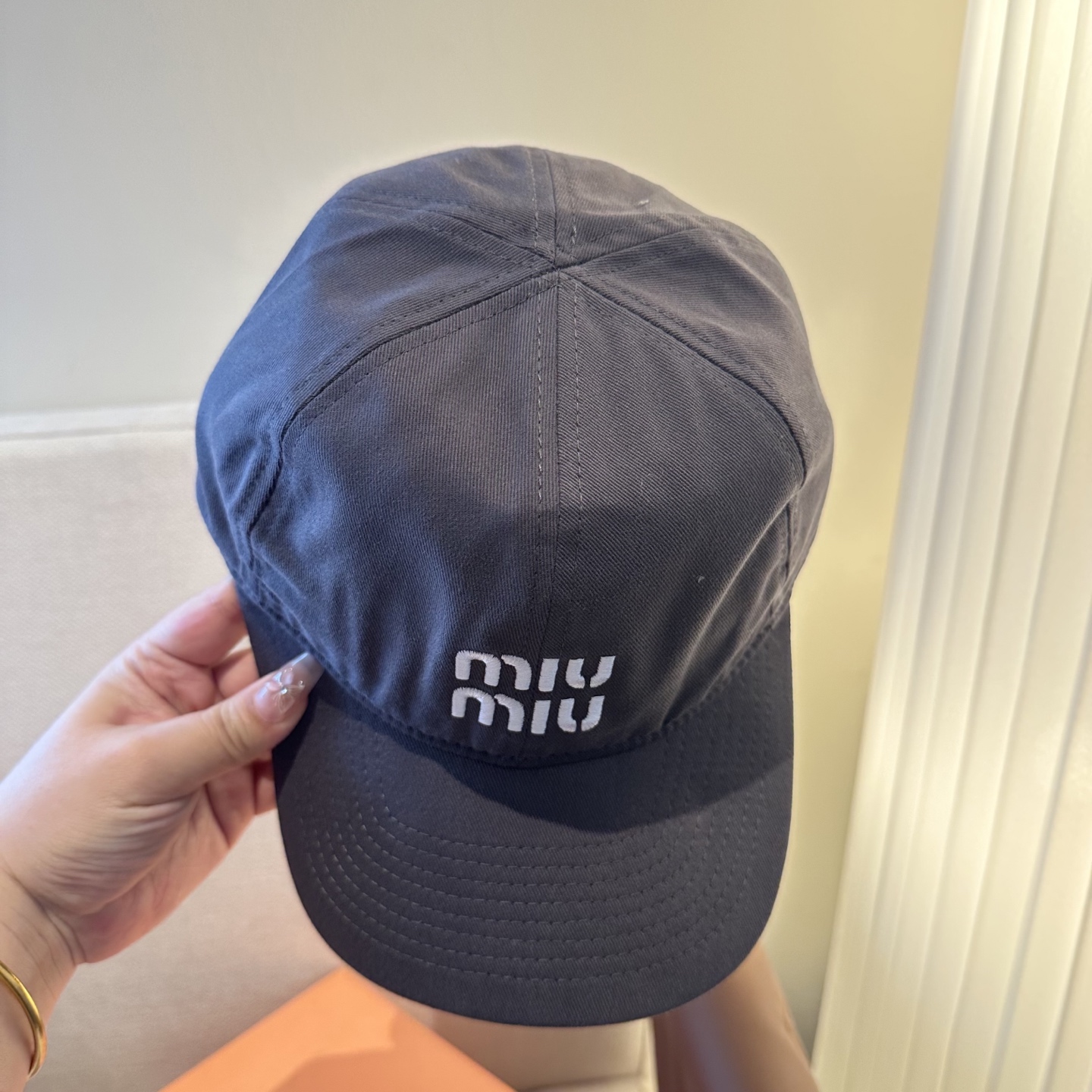 MiuMiu新款棒球帽帽子的版型很好，不管怎么搭配都好看，春夏look配饰😎