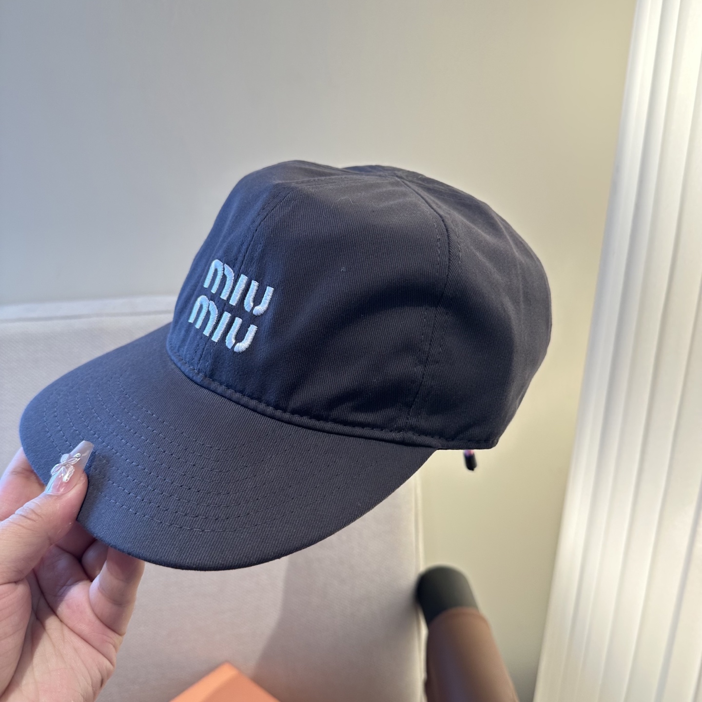 MiuMiu新款棒球帽帽子的版型很好，不管怎么搭配都好看，春夏look配饰😎