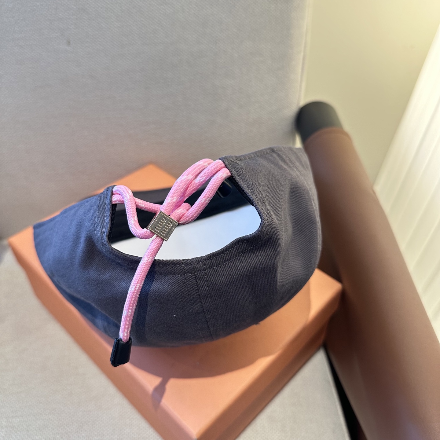 MiuMiu新款棒球帽帽子的版型很好，不管怎么搭配都好看，春夏look配饰😎