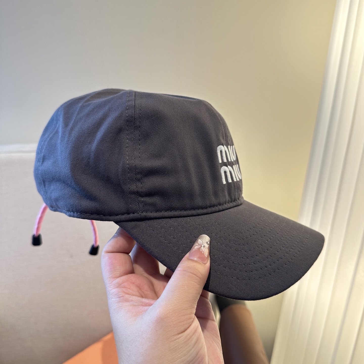 MiuMiu新款棒球帽帽子的版型很好，不管怎么搭配都好看，春夏look配饰😎