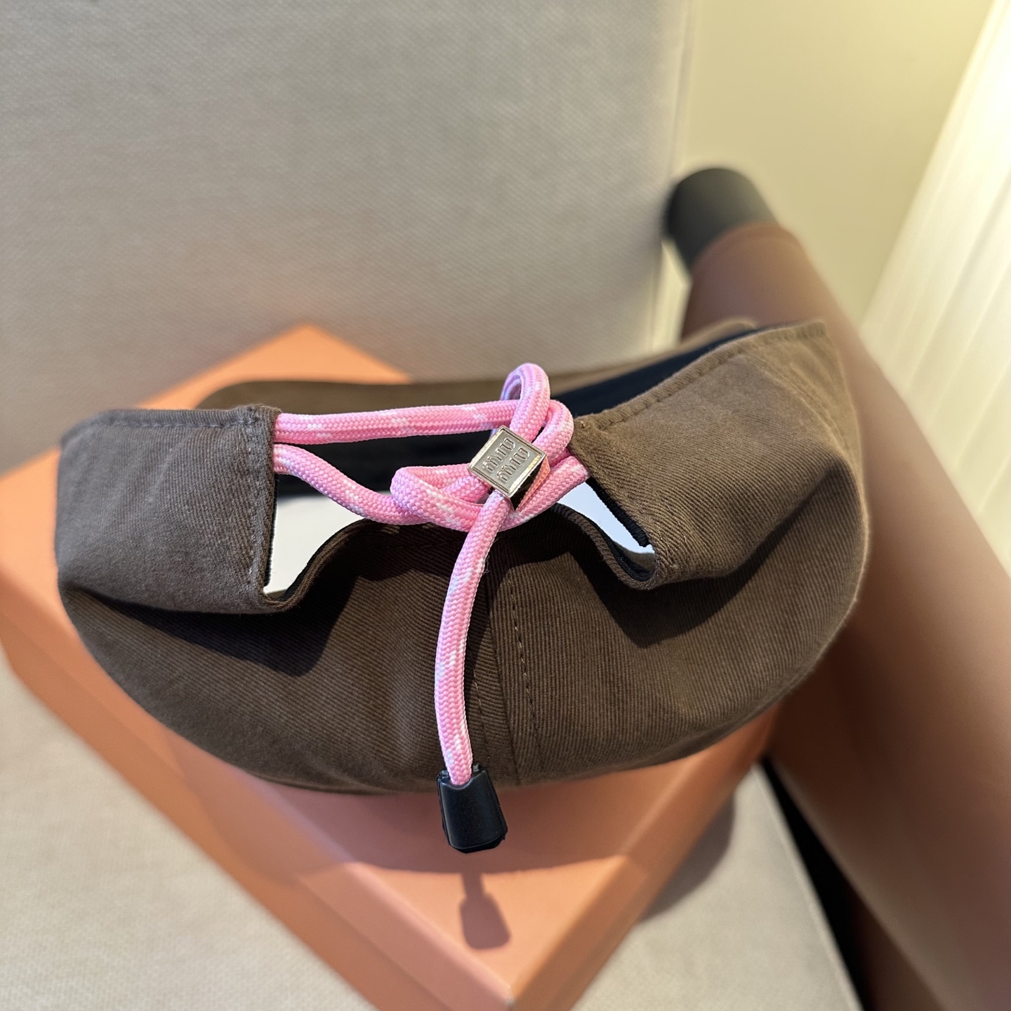 MiuMiu新款棒球帽帽子的版型很好，不管怎么搭配都好看，春夏look配饰😎