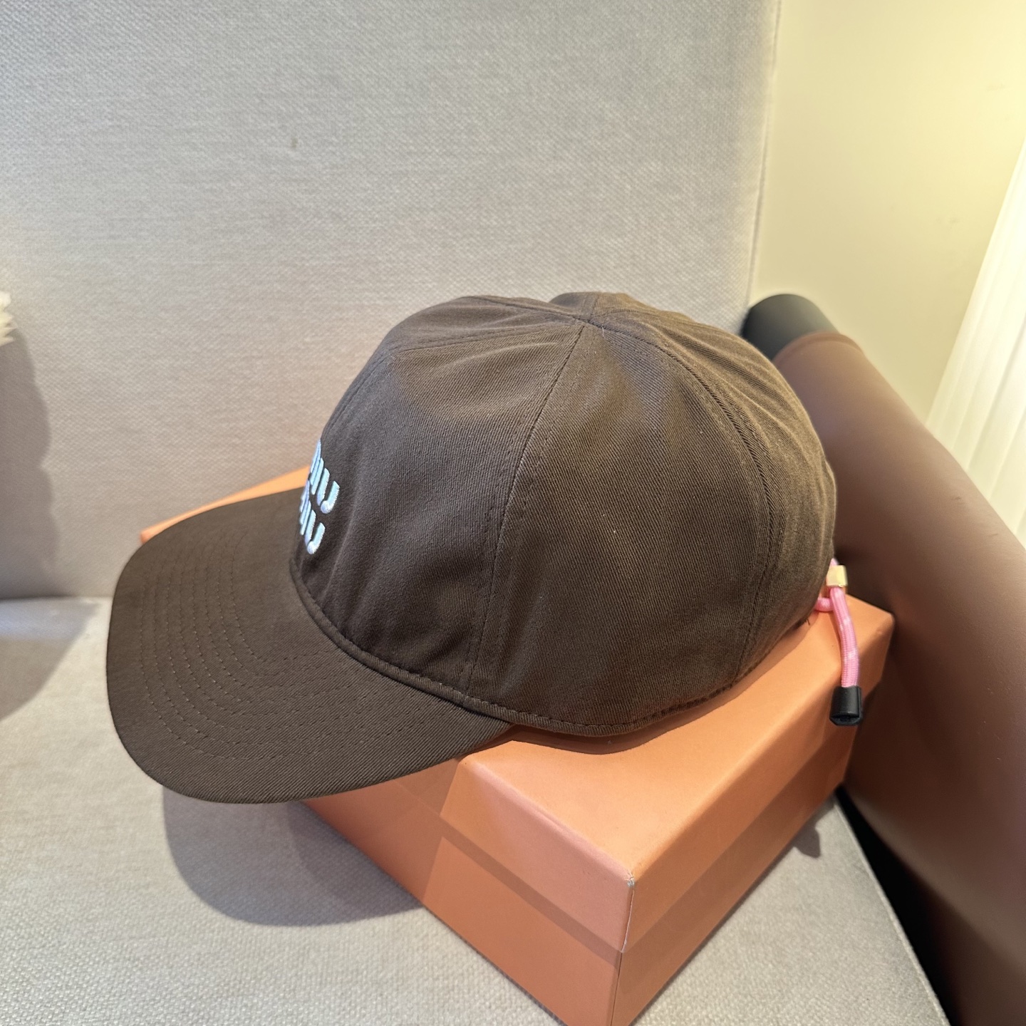 MiuMiu新款棒球帽帽子的版型很好，不管怎么搭配都好看，春夏look配饰😎