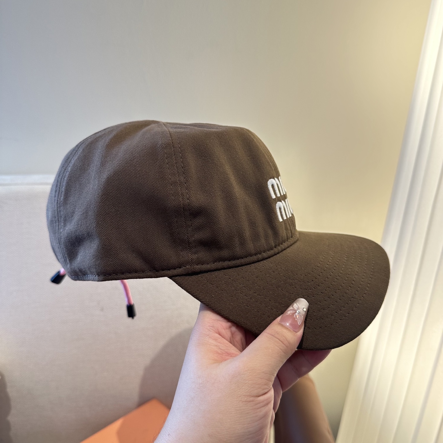 MiuMiu新款棒球帽帽子的版型很好，不管怎么搭配都好看，春夏look配饰😎