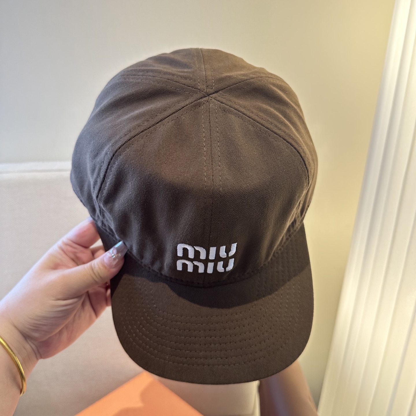 MiuMiu新款棒球帽帽子的版型很好，不管怎么搭配都好看，春夏look配饰😎