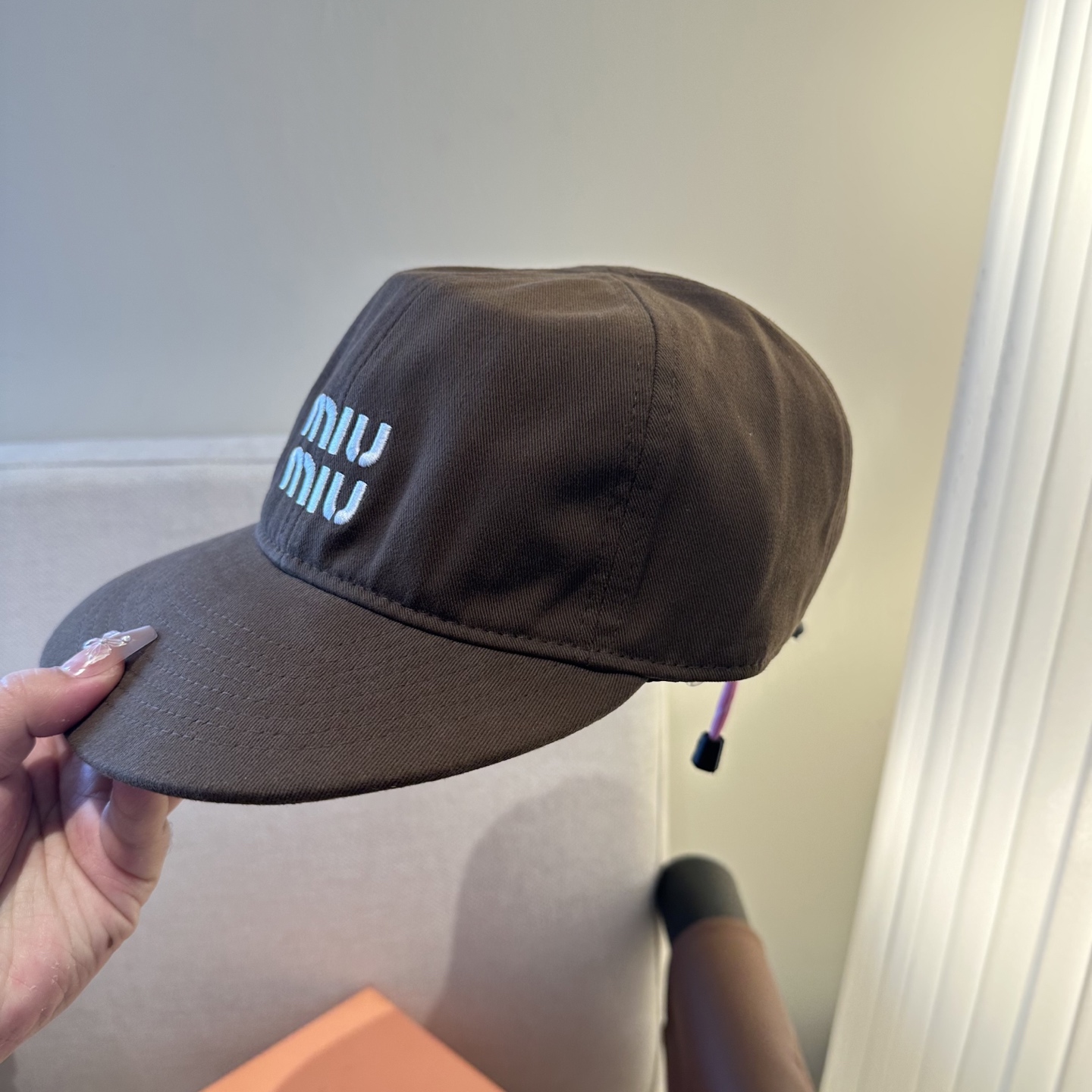 MiuMiu新款棒球帽帽子的版型很好，不管怎么搭配都好看，春夏look配饰😎