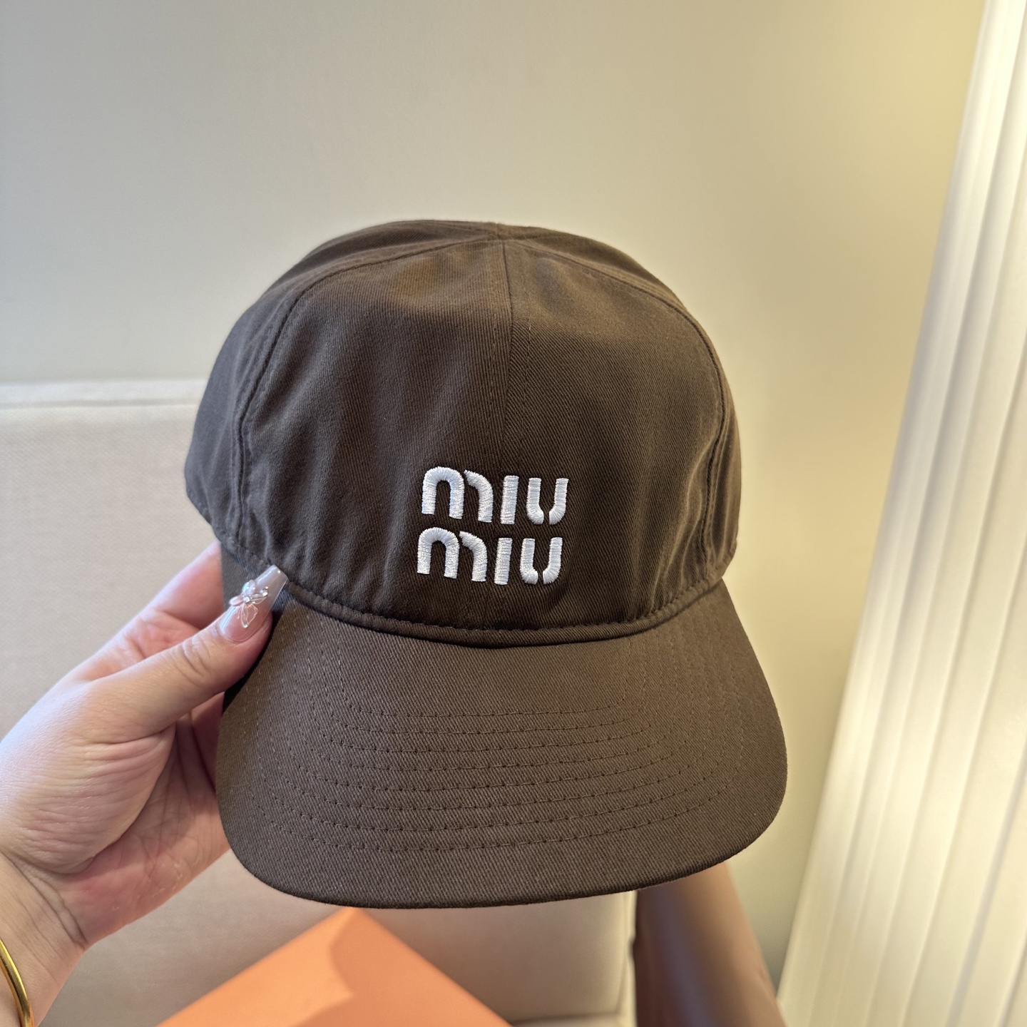 MiuMiu新款棒球帽帽子的版型很好，不管怎么搭配都好看，春夏look配饰😎