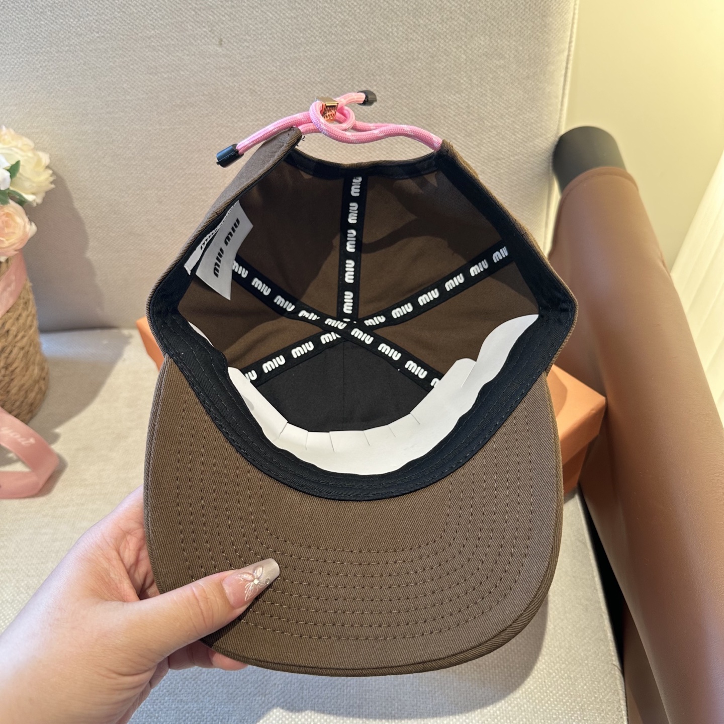 MiuMiu新款棒球帽帽子的版型很好，不管怎么搭配都好看，春夏look配饰😎