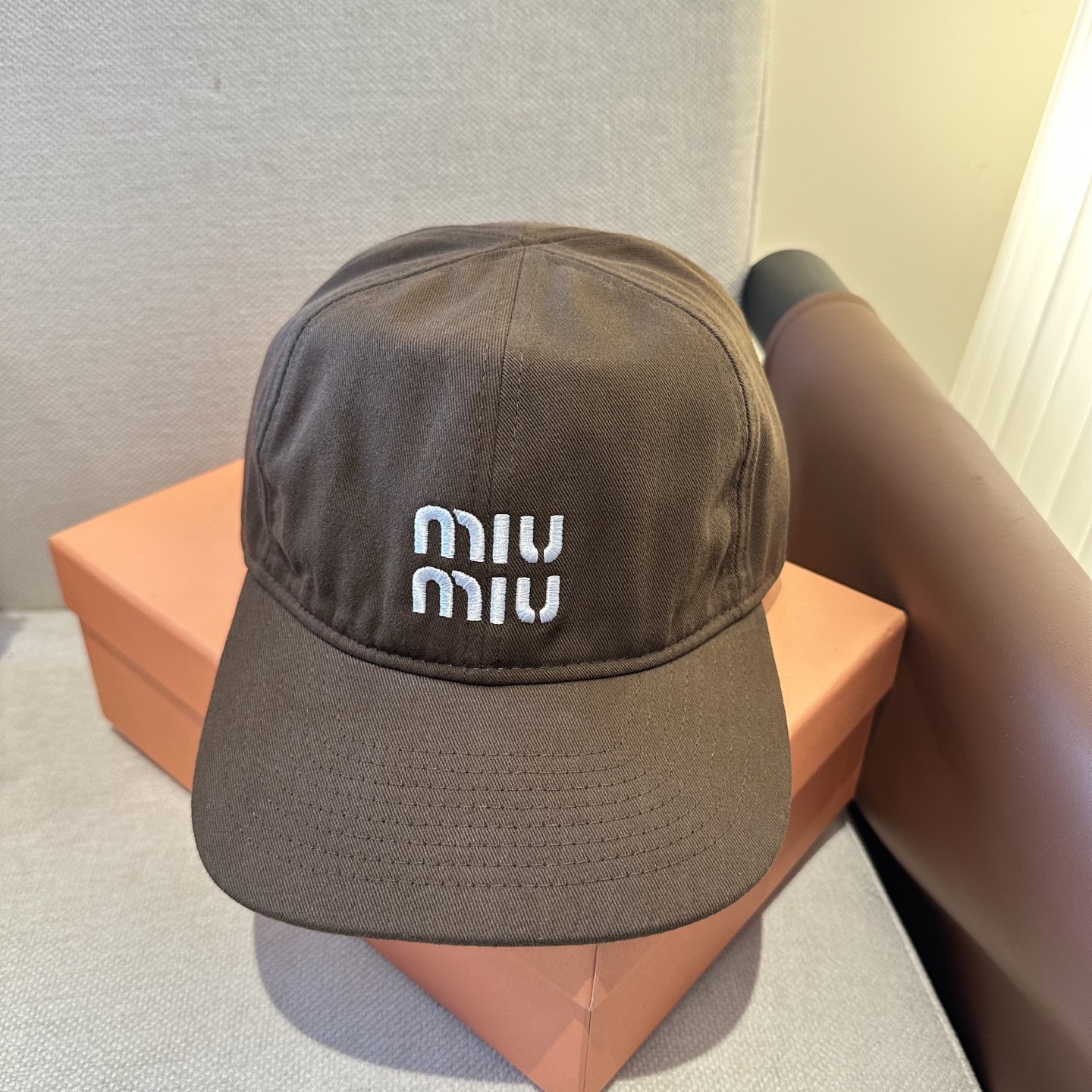 MiuMiu新款棒球帽帽子的版型很好，不管怎么搭配都好看，春夏look配饰😎