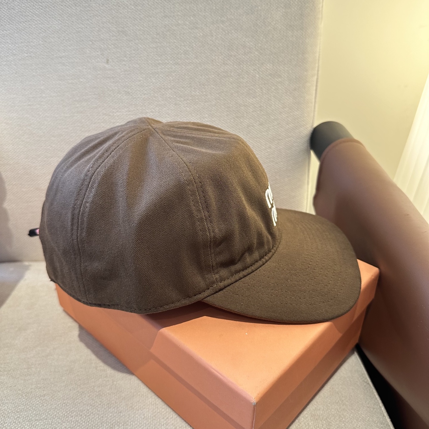 MiuMiu新款棒球帽帽子的版型很好，不管怎么搭配都好看，春夏look配饰😎