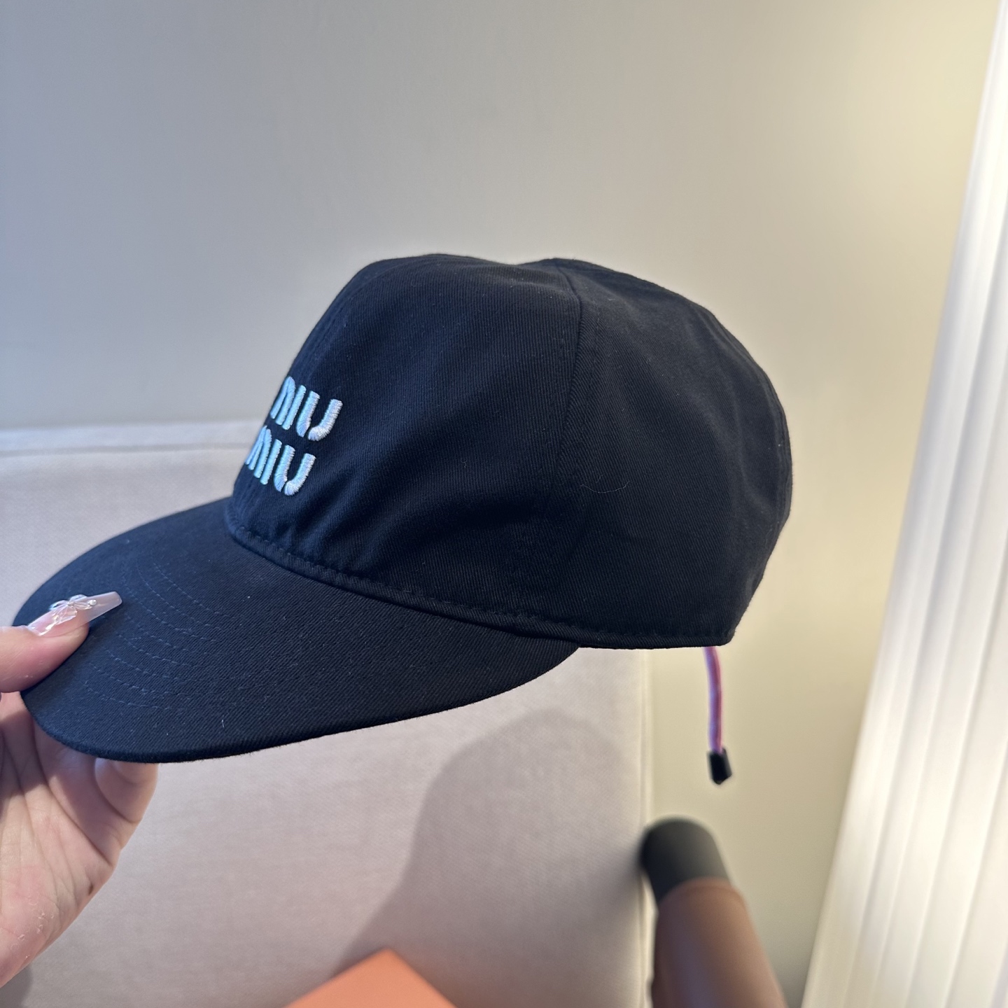 MiuMiu新款棒球帽帽子的版型很好，不管怎么搭配都好看，春夏look配饰😎