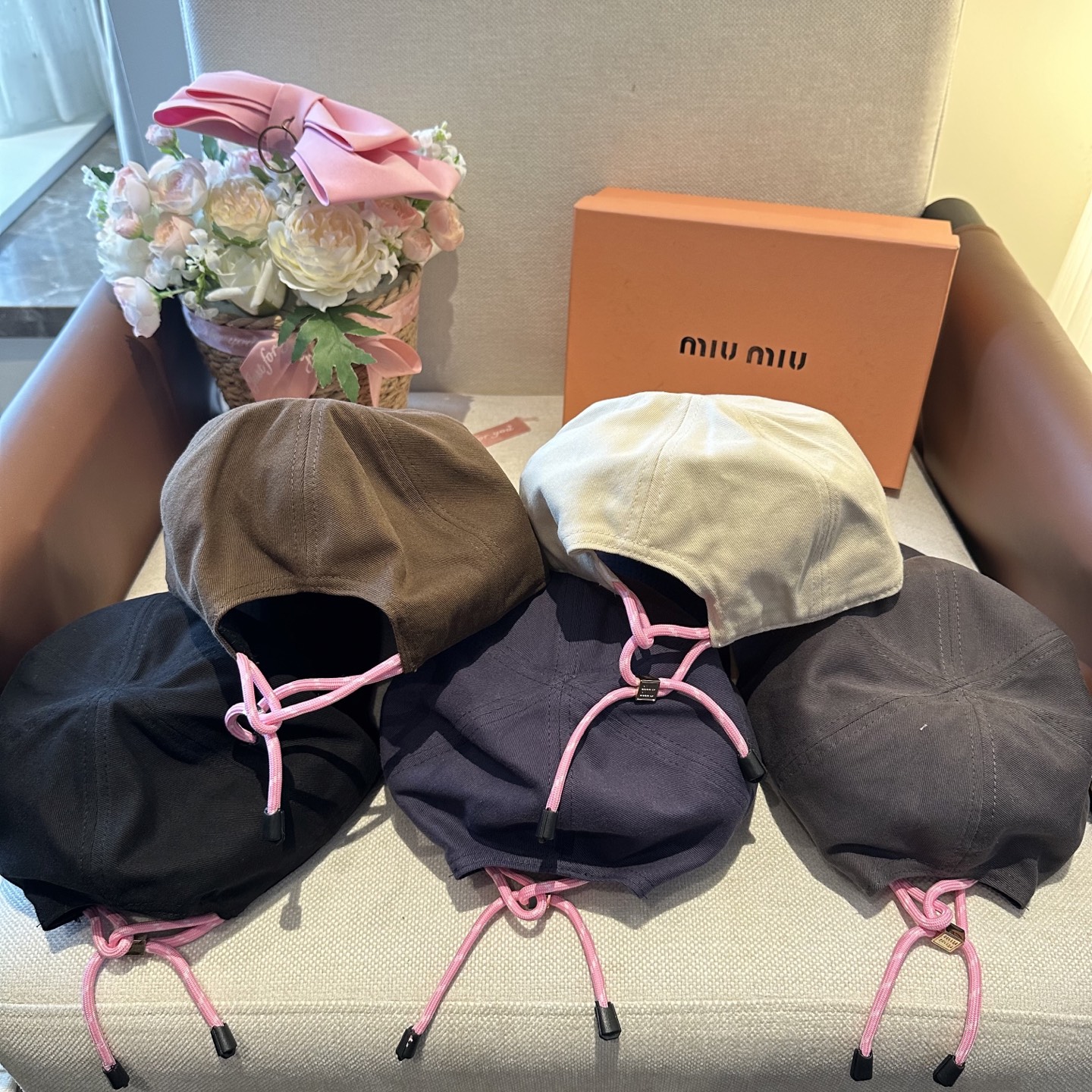 MiuMiu新款棒球帽帽子的版型很好，不管怎么搭配都好看，春夏look配饰😎