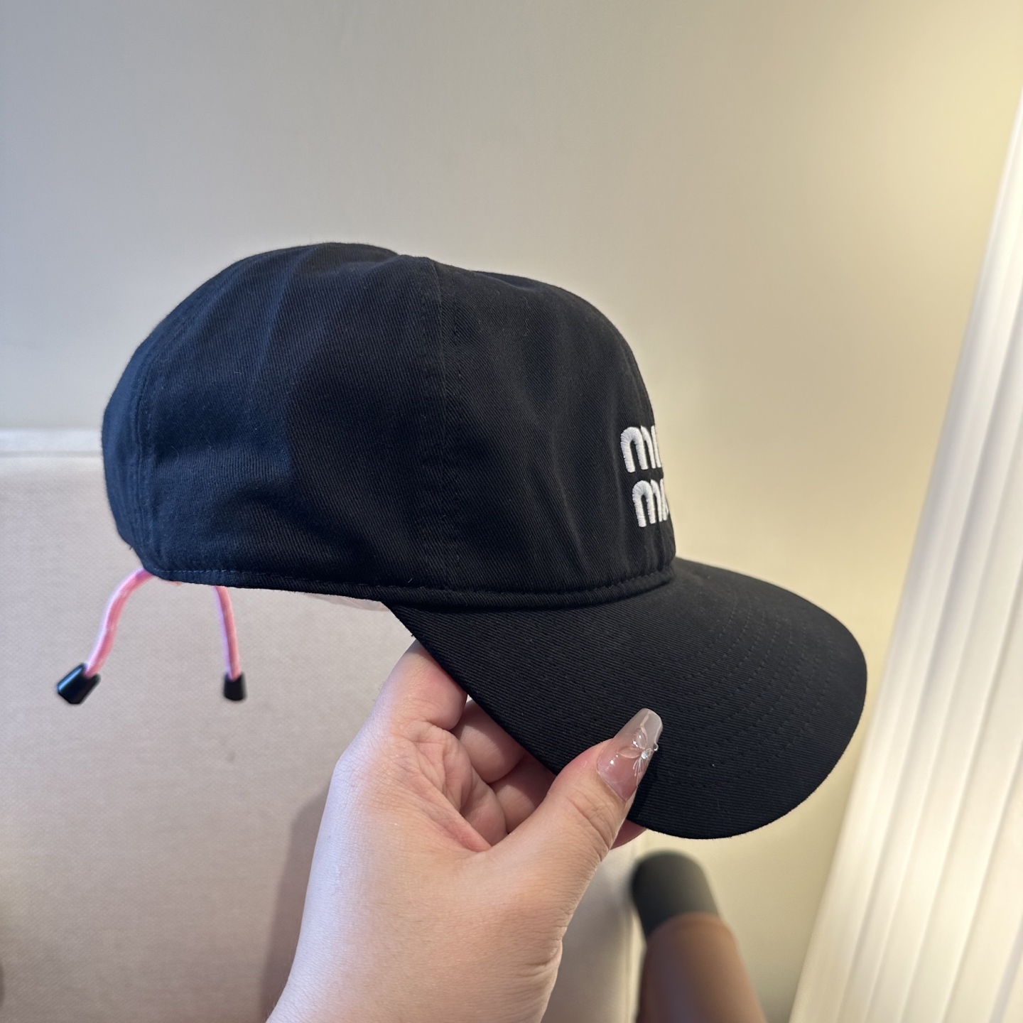 MiuMiu新款棒球帽帽子的版型很好，不管怎么搭配都好看，春夏look配饰😎