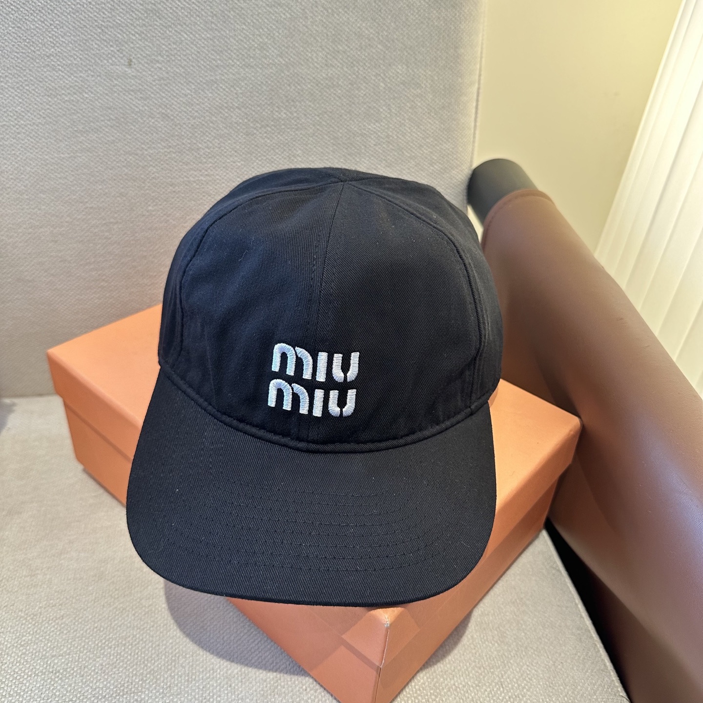 MiuMiu新款棒球帽帽子的版型很好，不管怎么搭配都好看，春夏look配饰😎